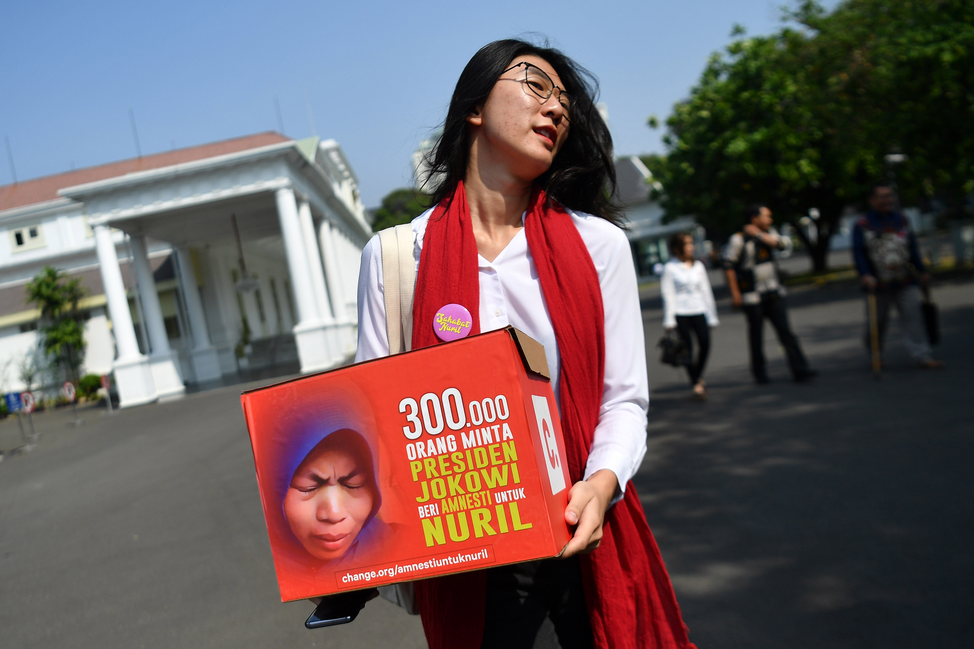 Seorang relawan membawa kotak berisi surat dukungan petisi amnesti kepada Baiq Nuril Maknun untuk diserahkan ke Kantor Staf Presiden