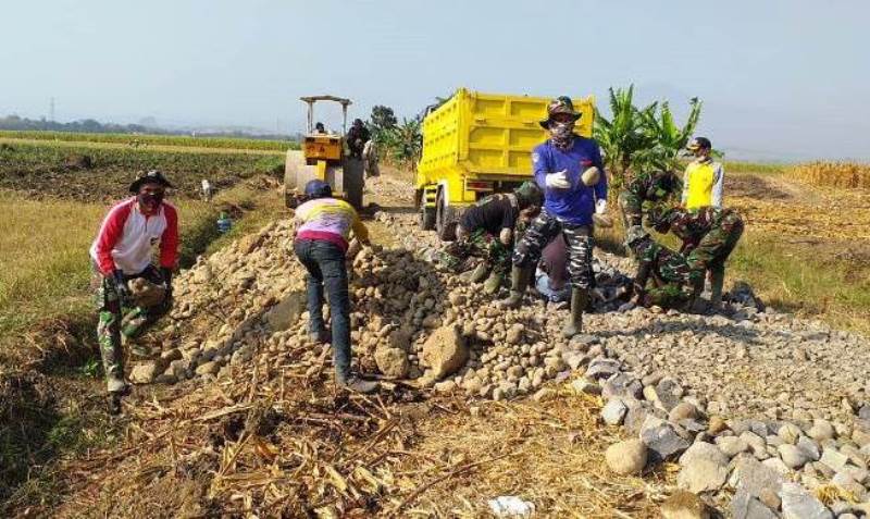 Satgas TMMD Reguler 105 Kodim 0712 Tegal membantu pembangunan jalan makadam.