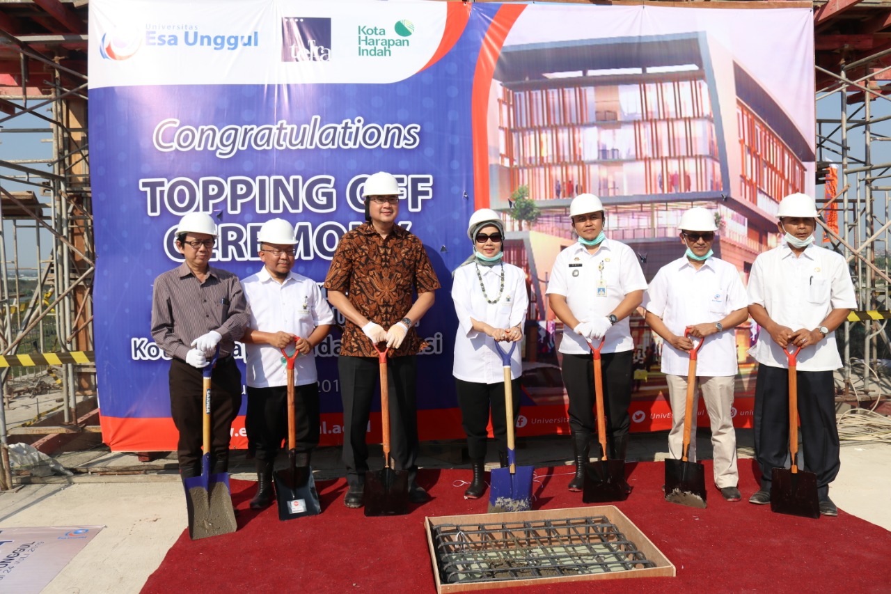  Acara Topping Off  Kampus Harapan Indah Bekasi Universitas Esa Unggul. 