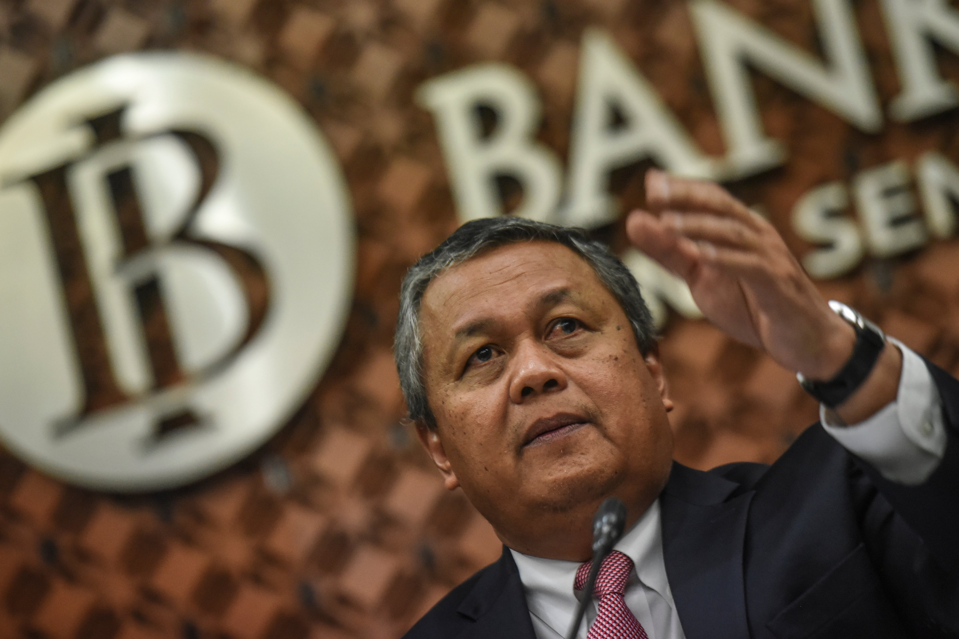 BI TURUNKAN SUKU BUNGA ACUAN: Gubernur Bank Indonesia (BI) Perry Warjiyo mengumumkan hasil Rapat Dewan Gubernur (RDG) BI dihadapan wartawan 