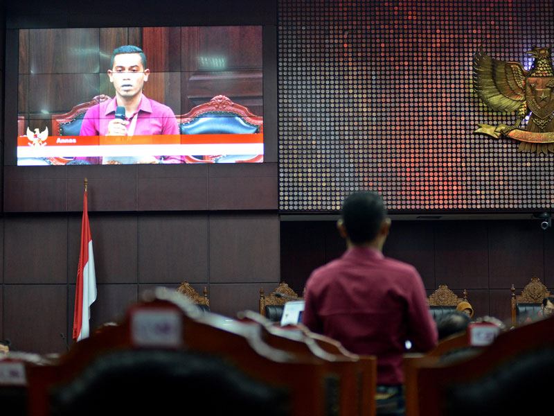 Saksi Annas menyampaikan kesaksiannya kepada majelis hakim dalam sidang lanjutan perselisihan hasil pemilihan umum (PHPU) Legislatif .