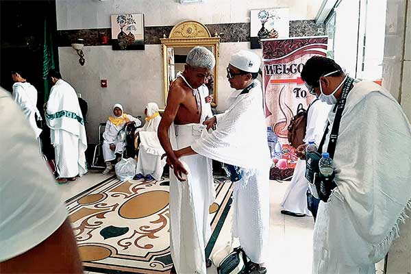 Jemaah haji Embarkasi Surabaya I bersiap-siap menuju Mekah, Arab Saudi, kemarin