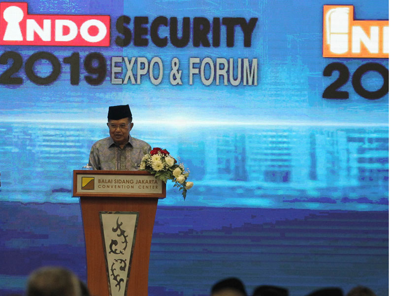 Wakil Presiden Jusuf Kalla memberikan sambutan pada acara pembukaan Pameran Teknologi Industri Terbesar di JCC Senayan, Jakarta.