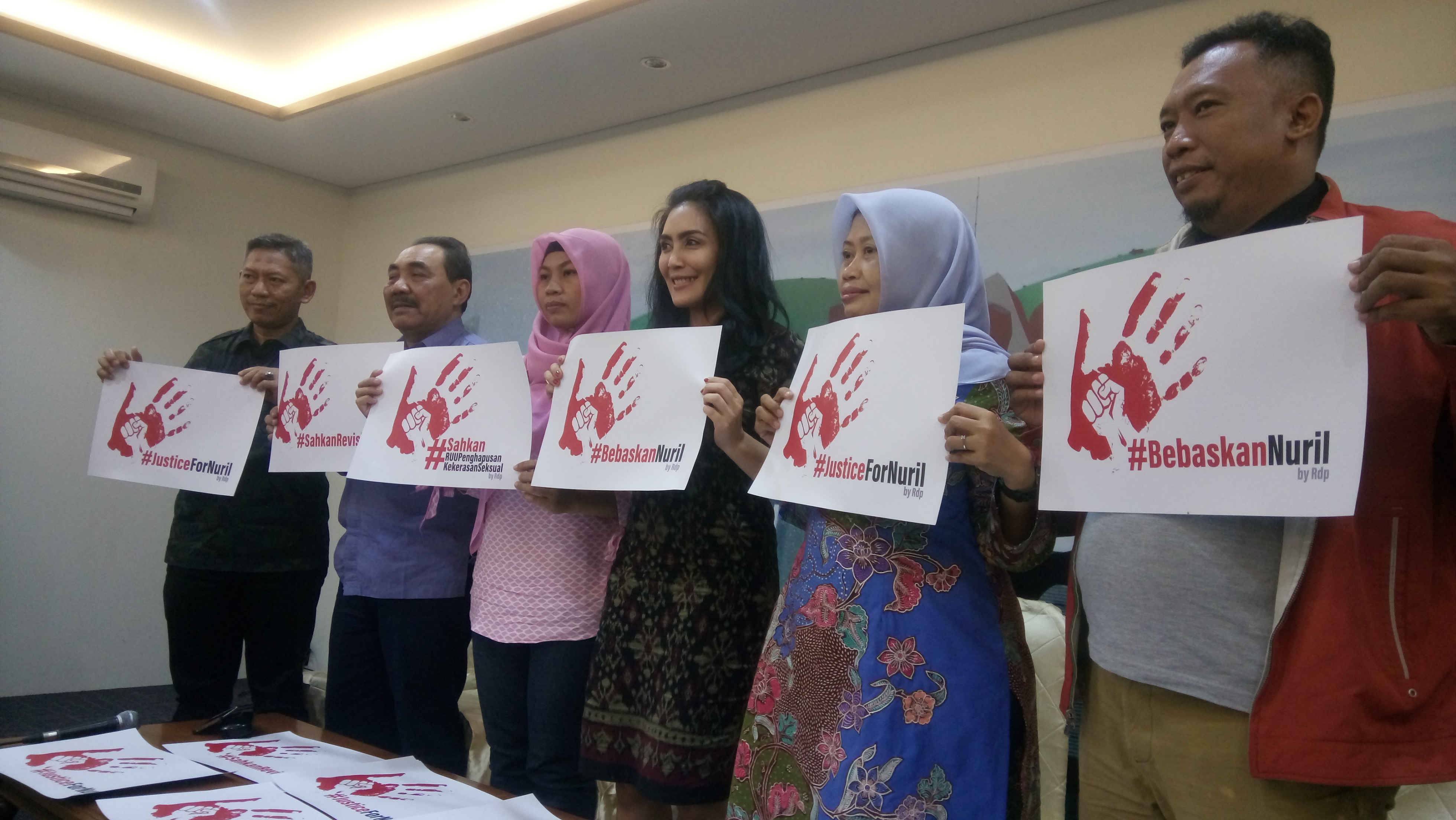 Dukungan dari berbagai organisasi yang meminta membebaskan Baiq Nuril.   