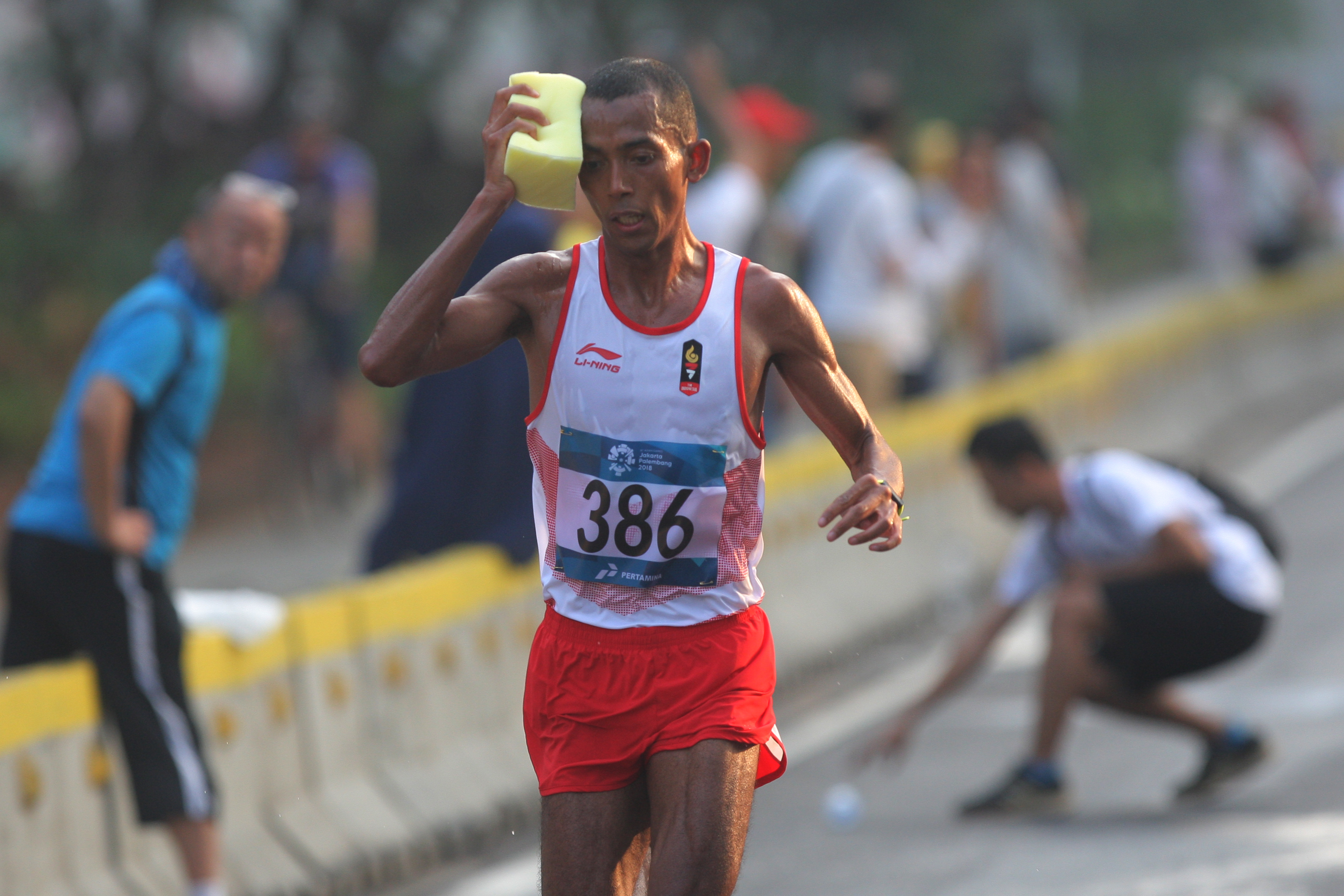  Pelari Indonesia Agus Prayogo bersaing di nomor lari maraton Asian Games 2018 di Jakarta, Sabtu (25/8/2018)