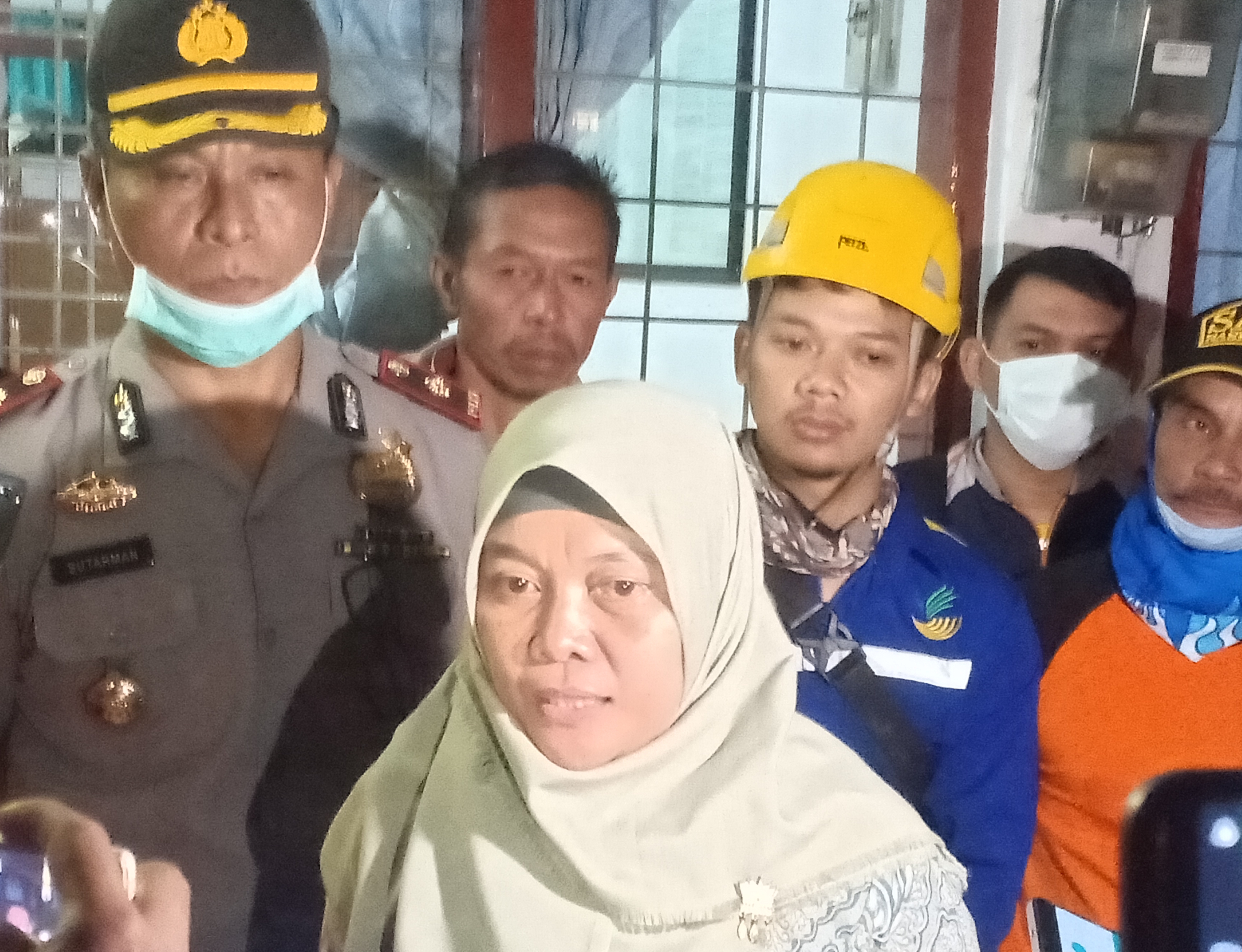 Kasubbid Mitigasi Gunung Api (MGA) Wilayah Barat PVMBG, Nia Haerani di Pos Pengamatan Gunung Tangkuban Parahu, Jumat malam. 