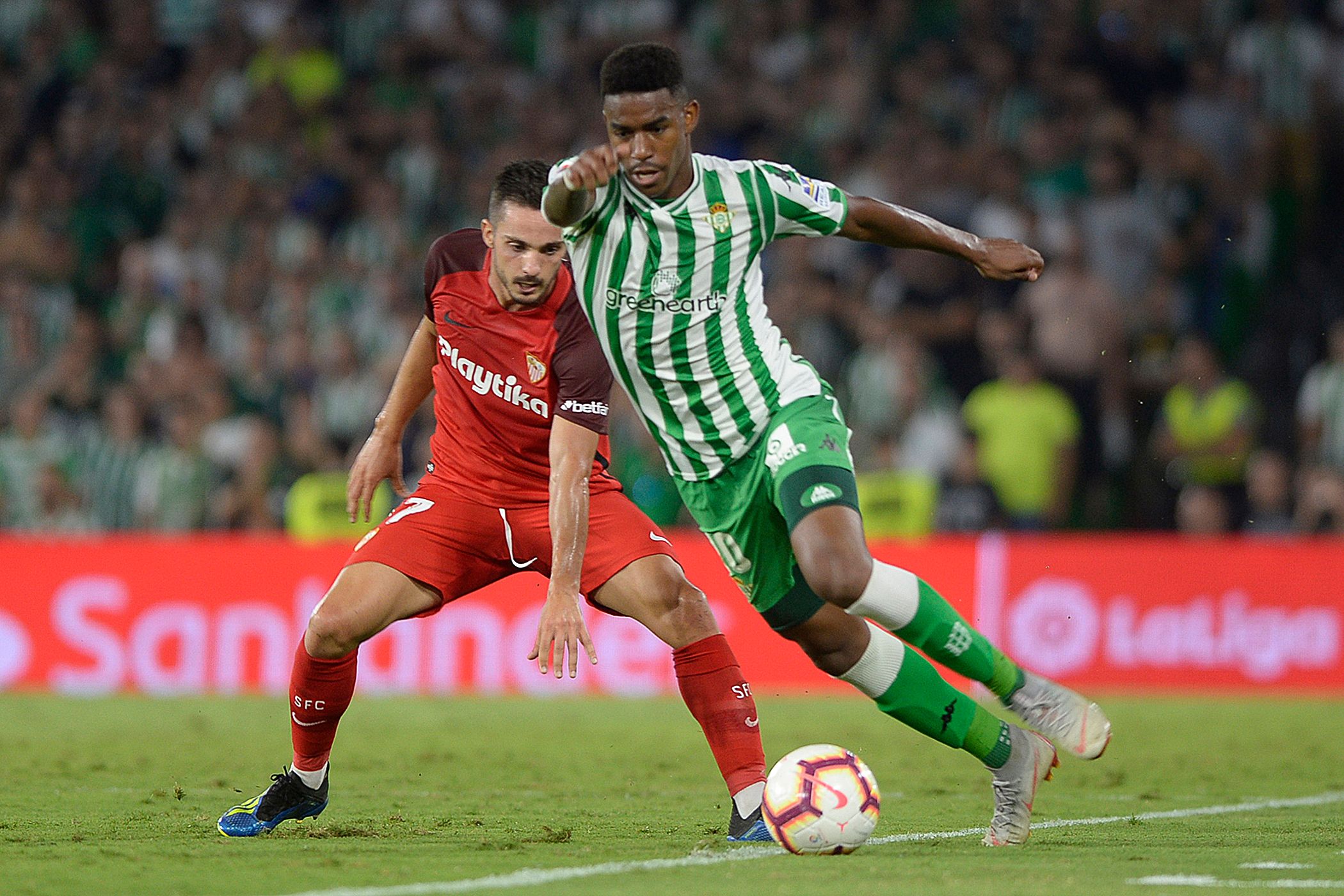 Bek Real Betis junior Firpo (kanan)
