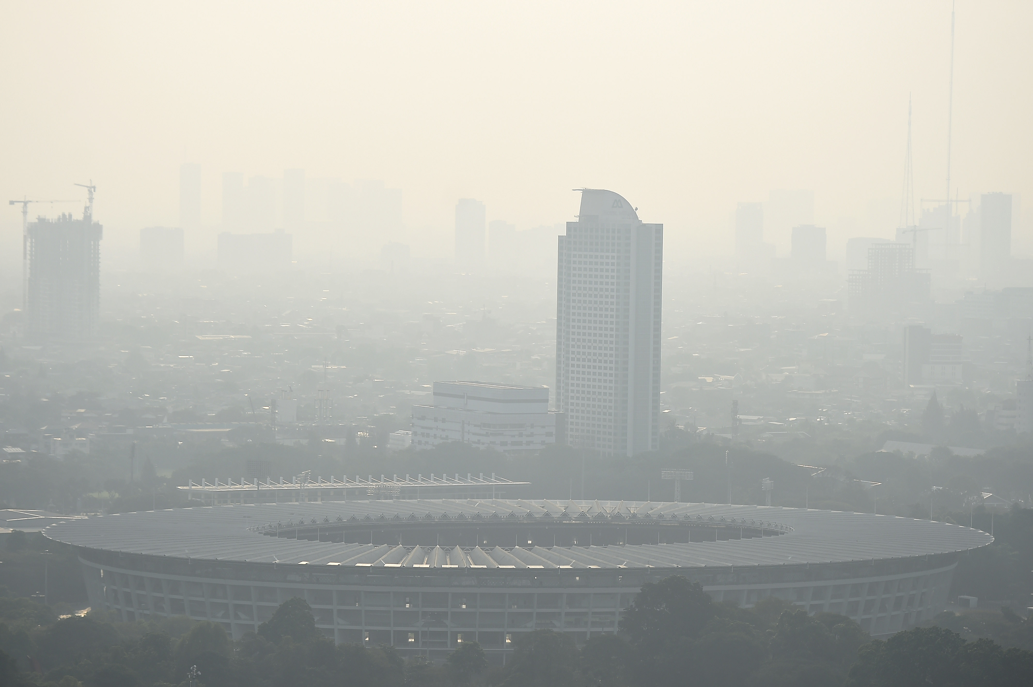 Gedung bertingkat tersamar kabut polusi udara di Jakarta.