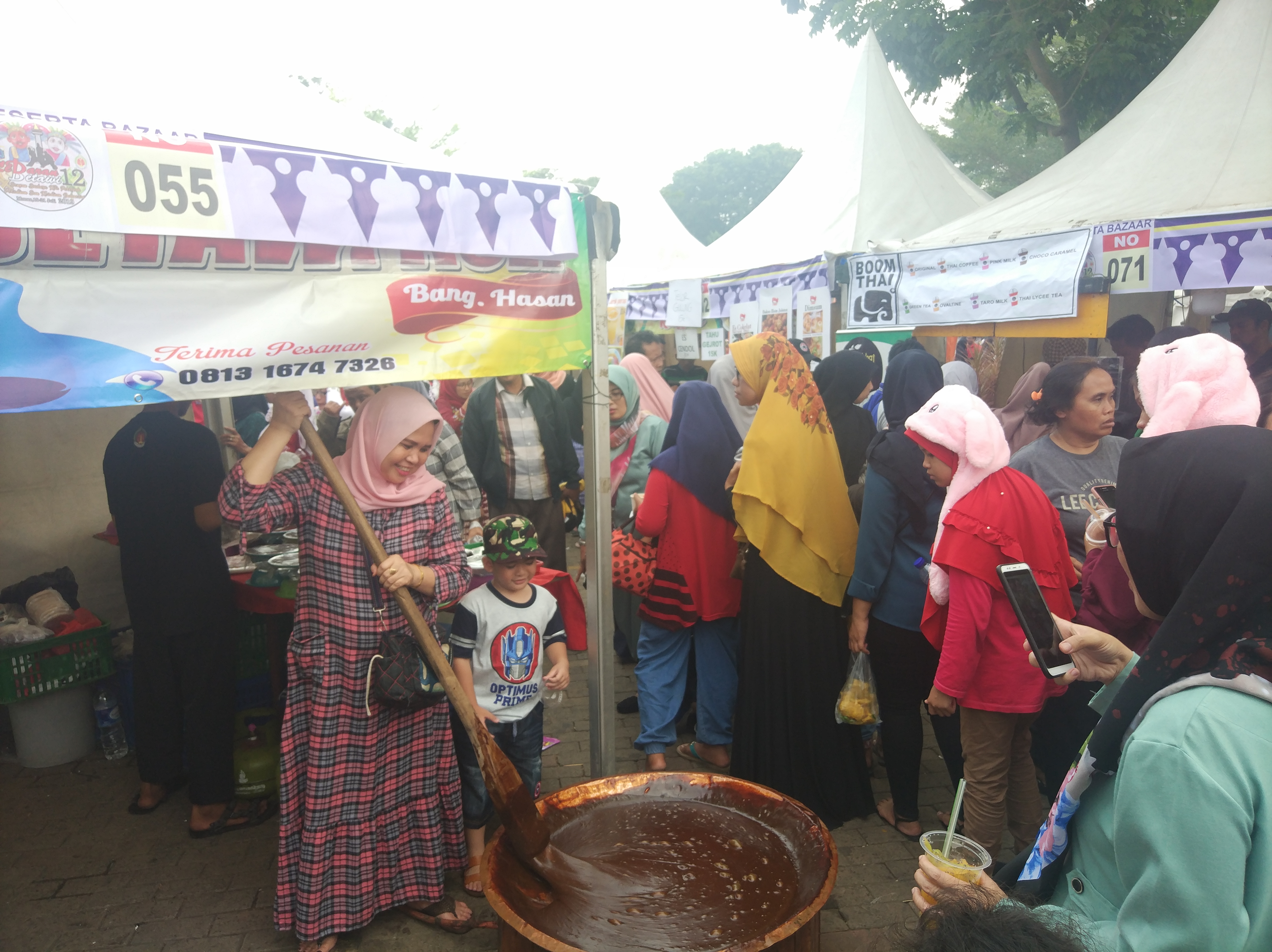 Rasakan Sensasi Aduk Dodol di Lebaran Betawi