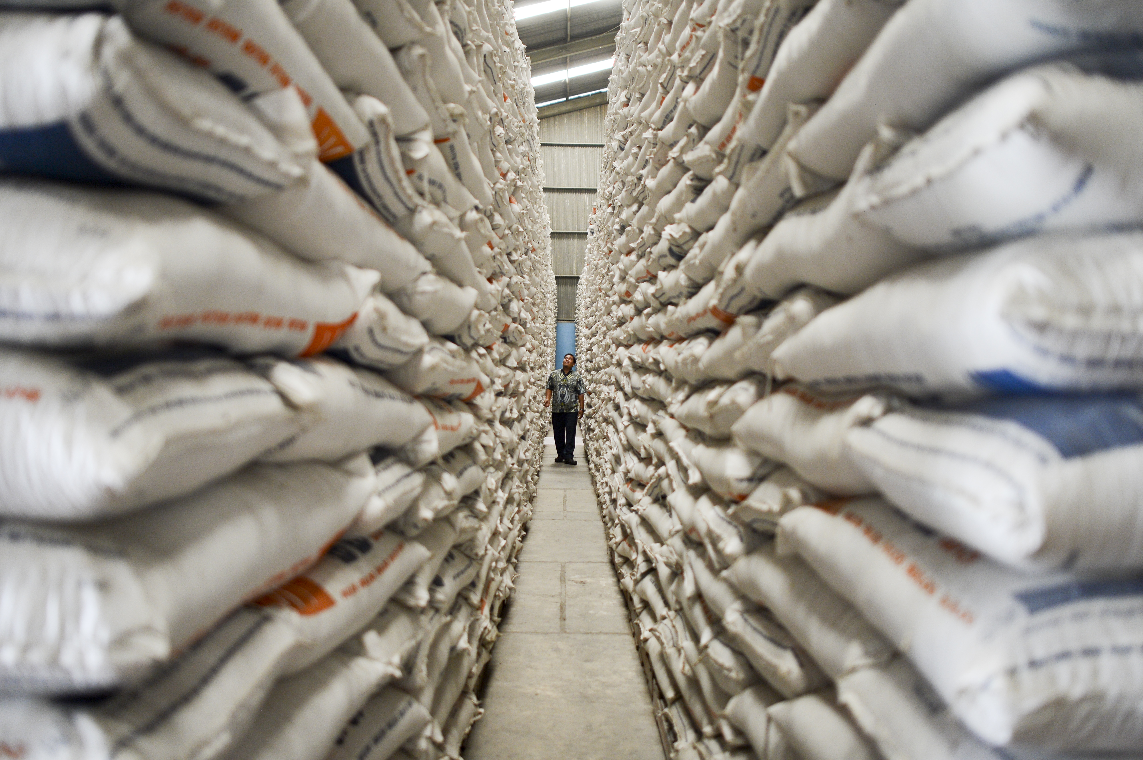 Pekerja mengecek stok beras Bulog di Gudang Bulog Kelapa Gading, Jakarta, Kamis (4/7)