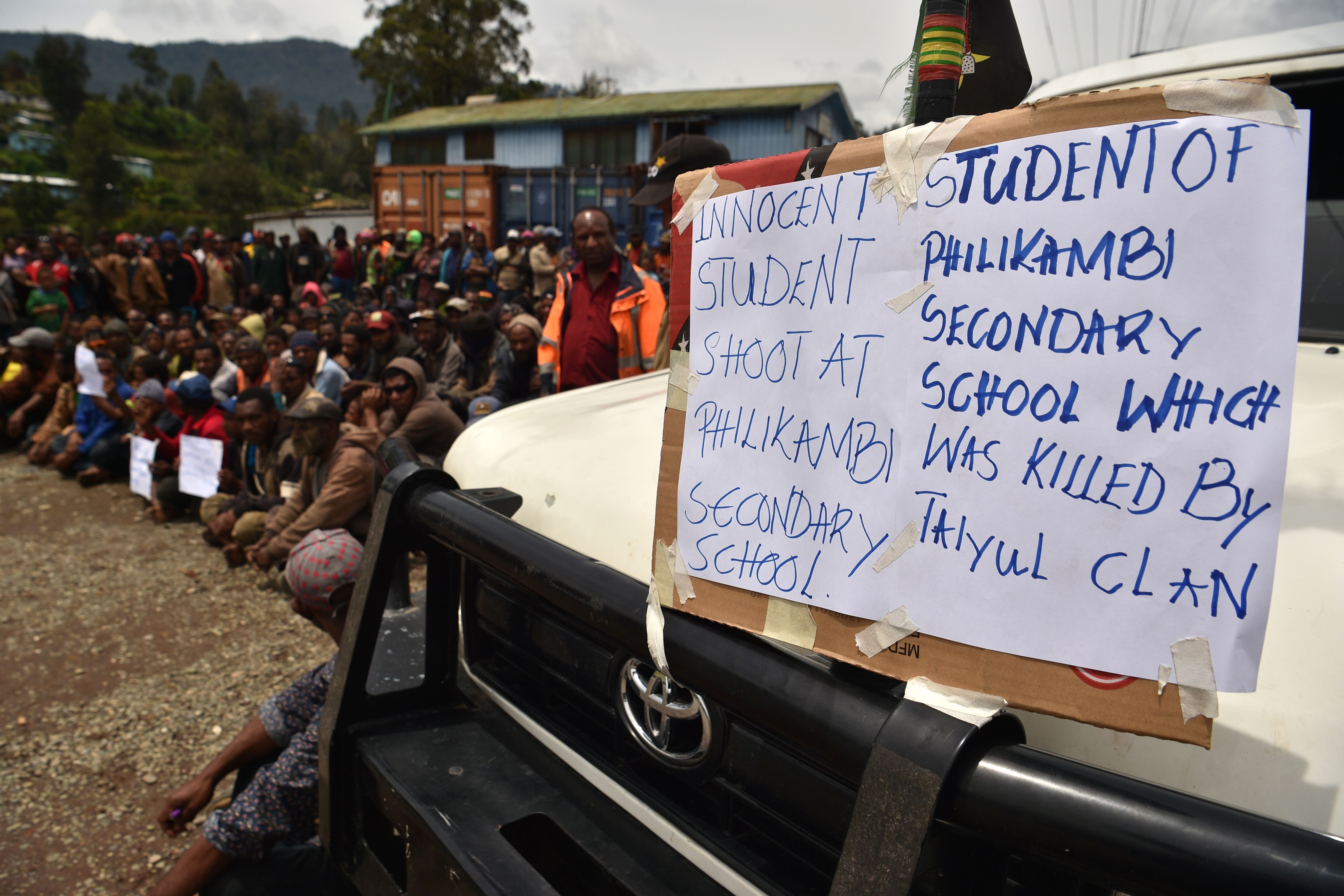 ilustrasi -- Para demonstran memprotes adanya pertempuran antarsuku di Papua Nugini.