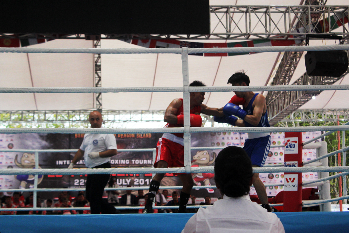 Petinju Indonesia Yefri Hitahirun (52 kilogram) dari Tim Indonesia C menang TKO atas petinju Korea Selatan Daeha Kaeng di ronde ke-3 