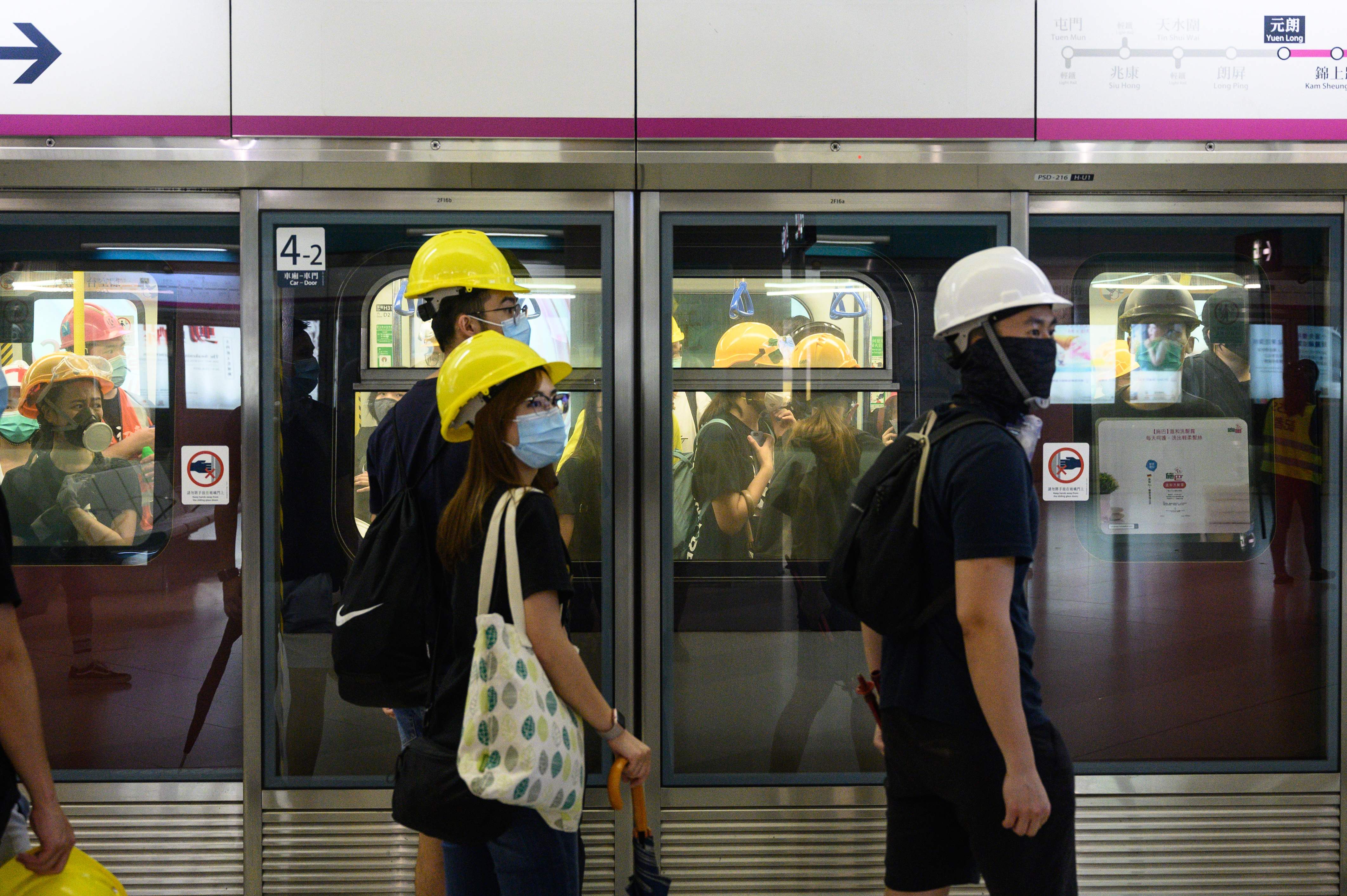 Para pengunjuk rasa terlihat di stasiun kereta MTR Yuen Long setelah demonstrasi di distrik Yuen Long di Hong Kong  