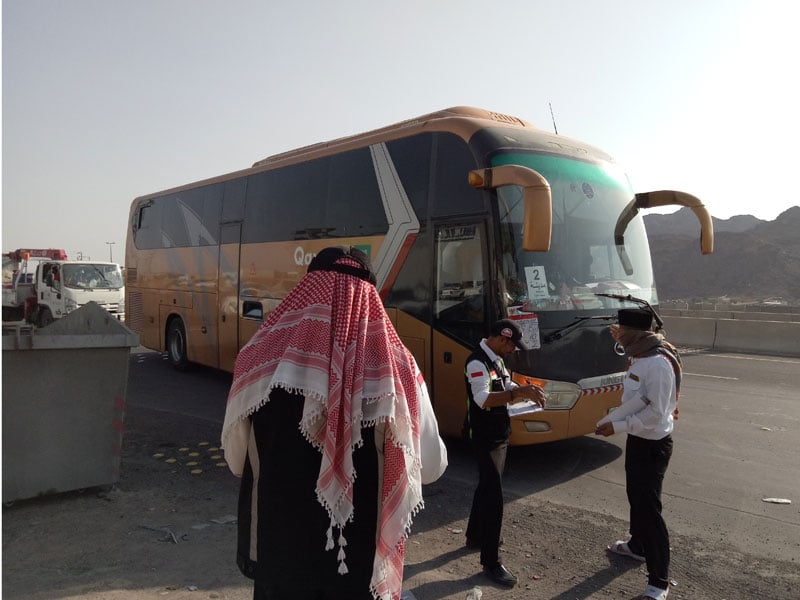 Petugas sektor khusus Bir Ali dan Terminal Hijrah sedang mencatat kedatangan bus yang membawa jemaah dari Mekkah ke Madinah.