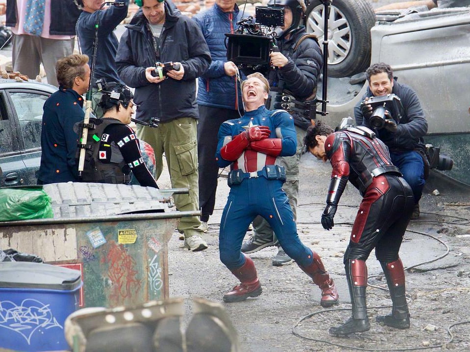 Aktor Chris Evans dan Robert Downey Jr dalam salah satu sesi pengambilan gambar Avengers: Endgame.