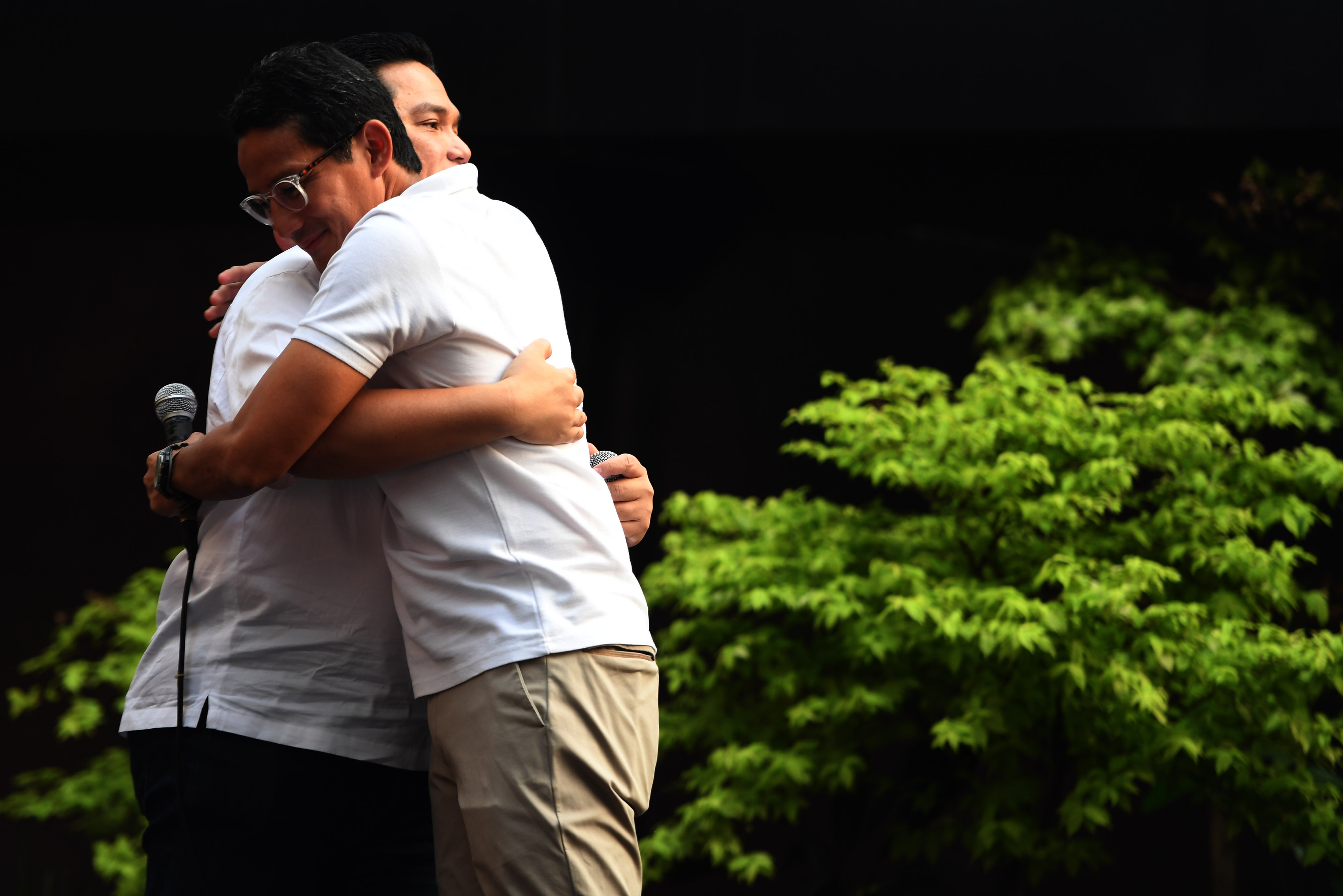 Tokoh Inspiratif Indonesia Erick Thohir (kiri) dan mantan cawapres Sandiaga Uno (kanan) berpelukan saat di acara 