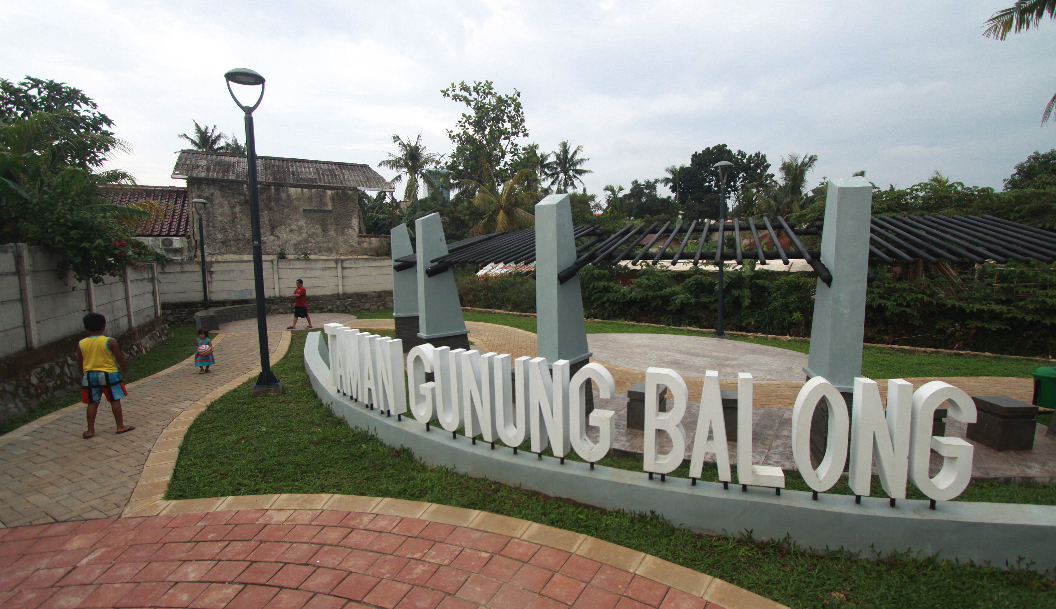  Sejumlah warga beraktivitas di Taman Gunung Balong Ruang Publik Terpadu Ramah Anak (RPTRA), Jakarta Selatan.