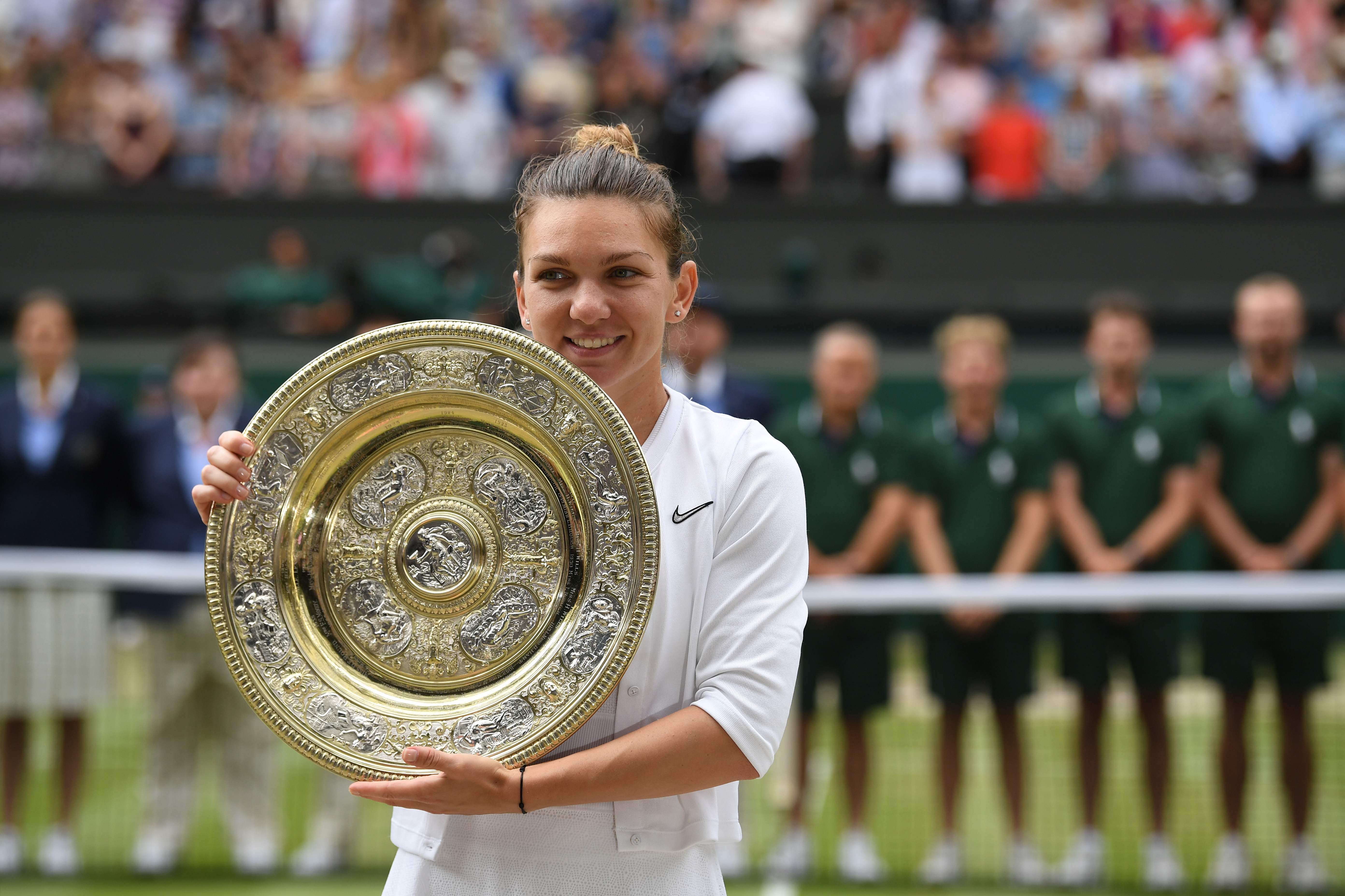 Simona Halep, petenis asal Rumania meraih gelar juara pertama tunggal putri Wimbledon, Sabtu (13/7).