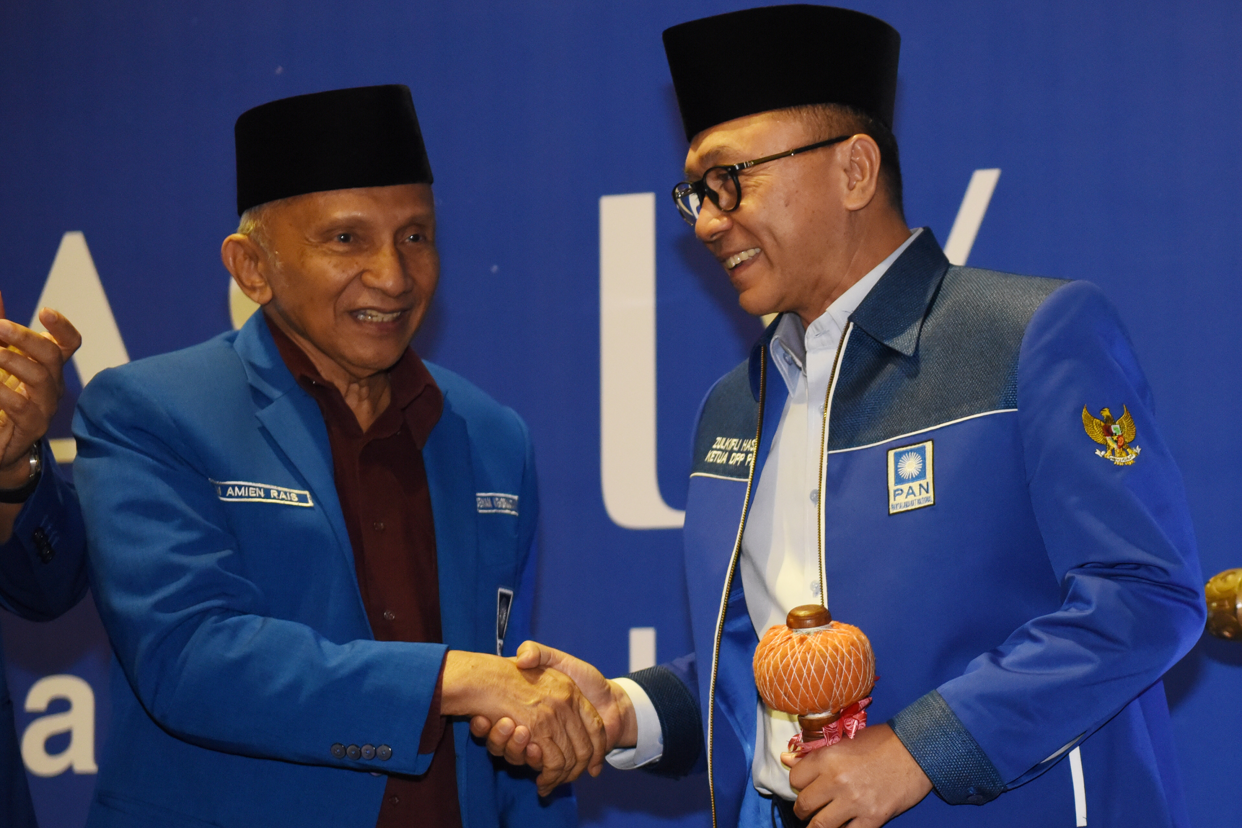Ketua Umum DPP PAN Zulkifli Hasan (kanan) dan Ketua Dewan Kehormatan PAN Amien Rais
