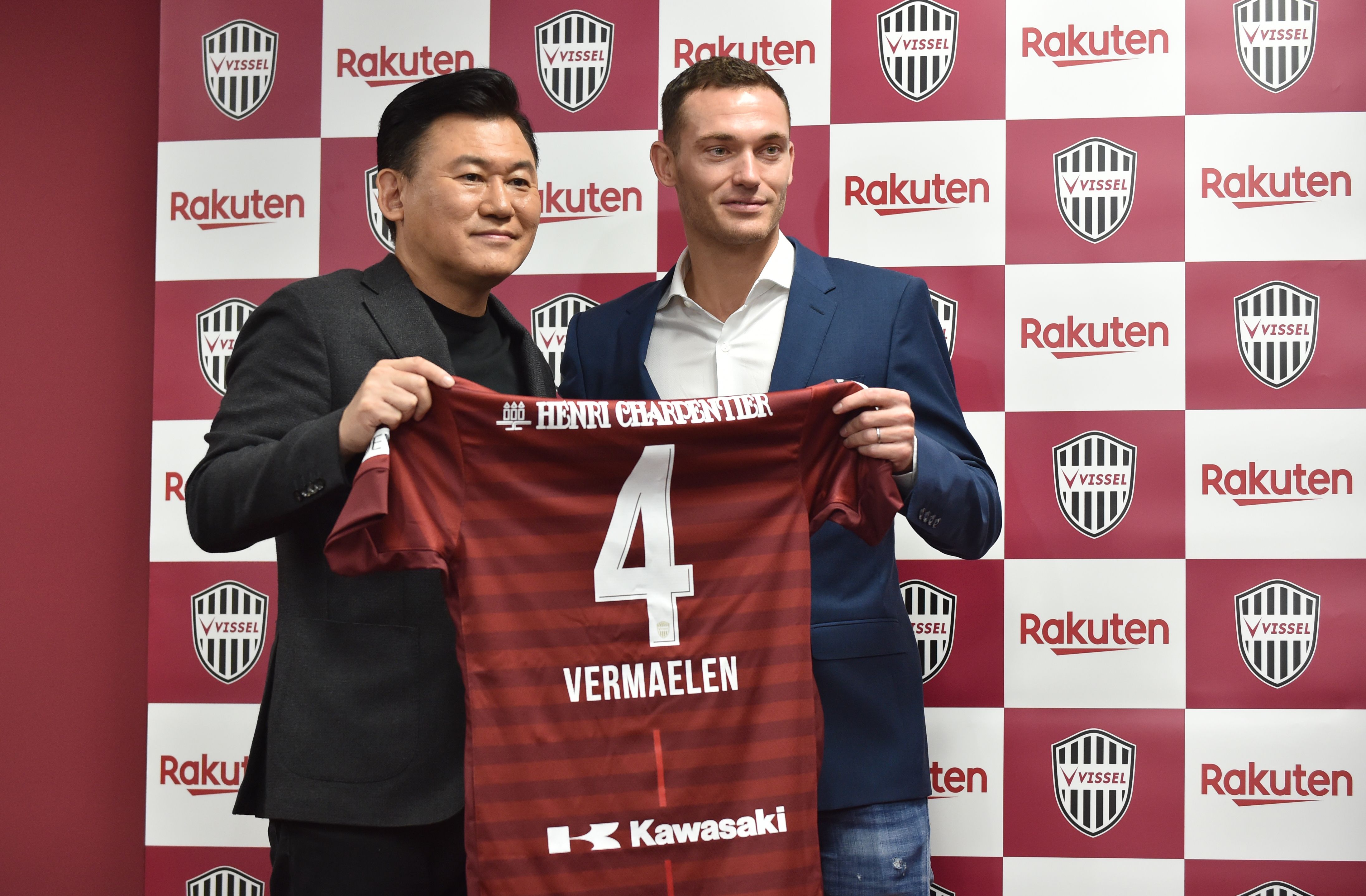 Thomas Vermaelen (kanan) saat diperkenalkan sebagai pemain Vissel Kobe.