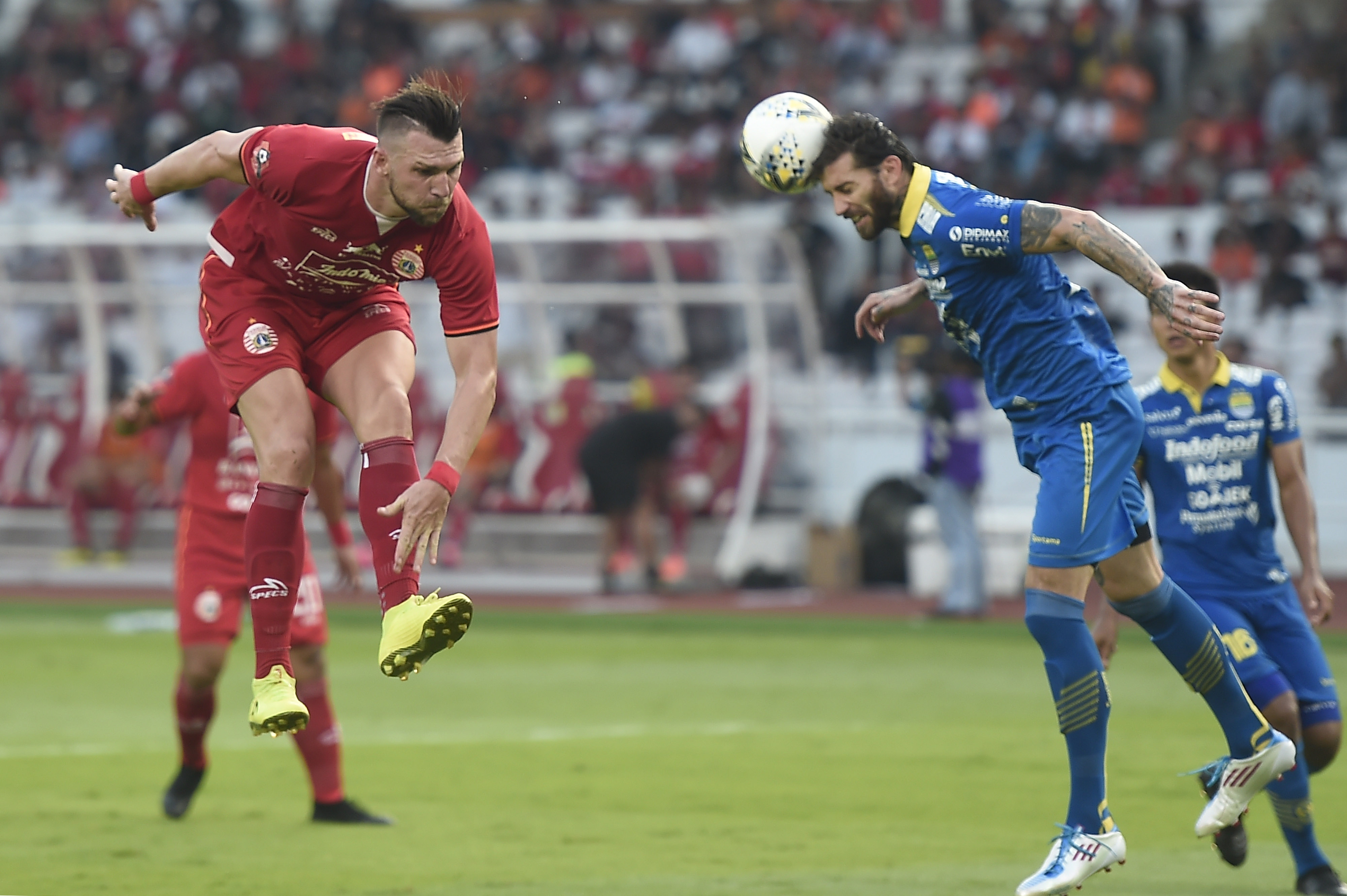  Pemain Persija Jakarta Marco Simic (kiri) duel udara dengan pesepak bola Persib Bandung Bojan Malisic (kanan) saat pertandingan Liga 1
