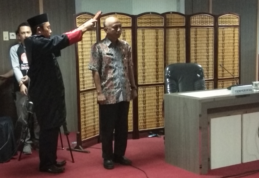 Kepala Bapenda Sulsel Sumardin Sulaiman saat diperiksa Panitia Khusus Hak Angket DPRD Sulsel, Senin (15/7). 