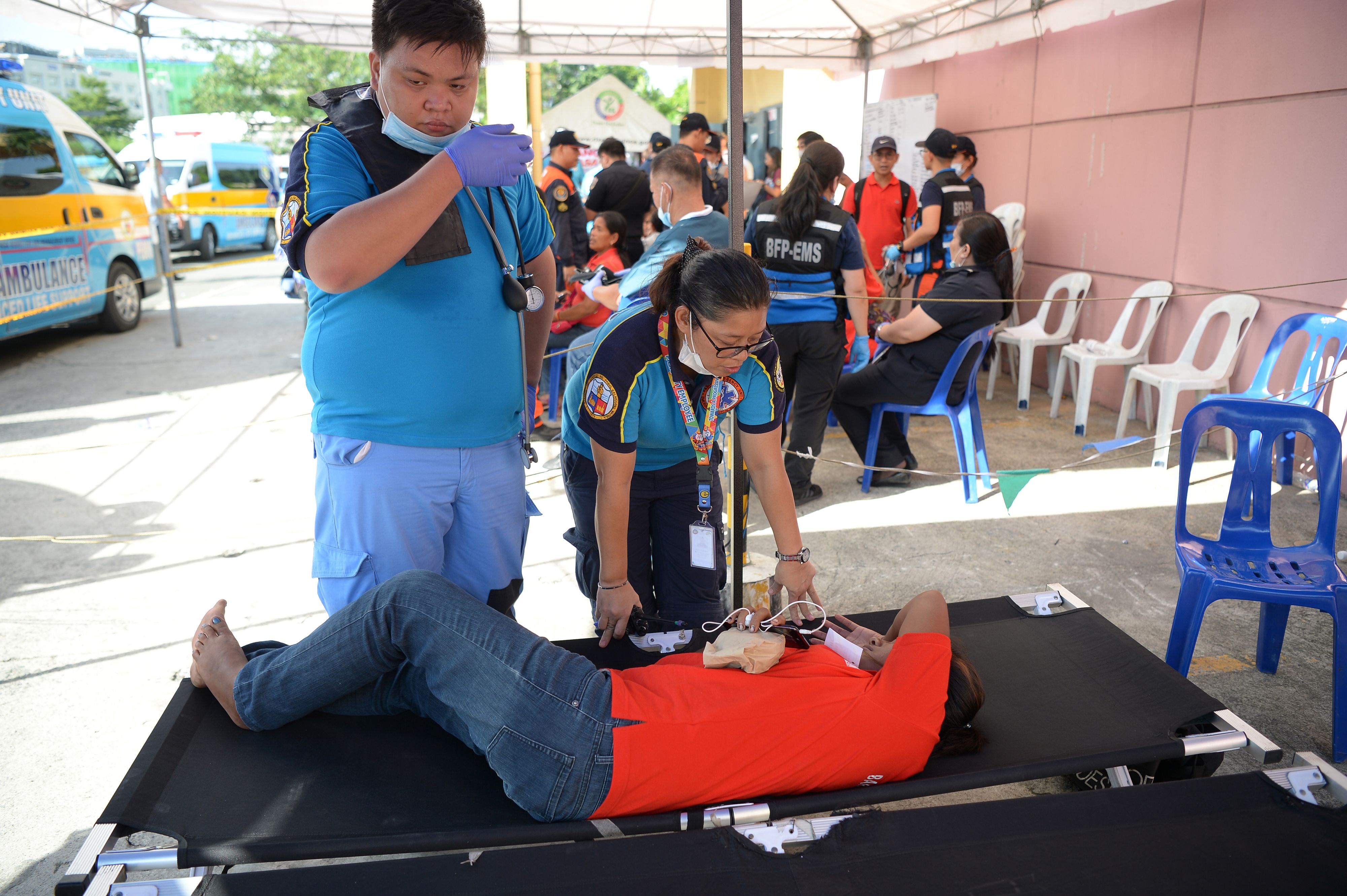 Seorang peserta  diperiksa oleh tenaga medis setelah dia jatuh sakit dengan dugaan keracunan makanan dari makanan yang disajikan