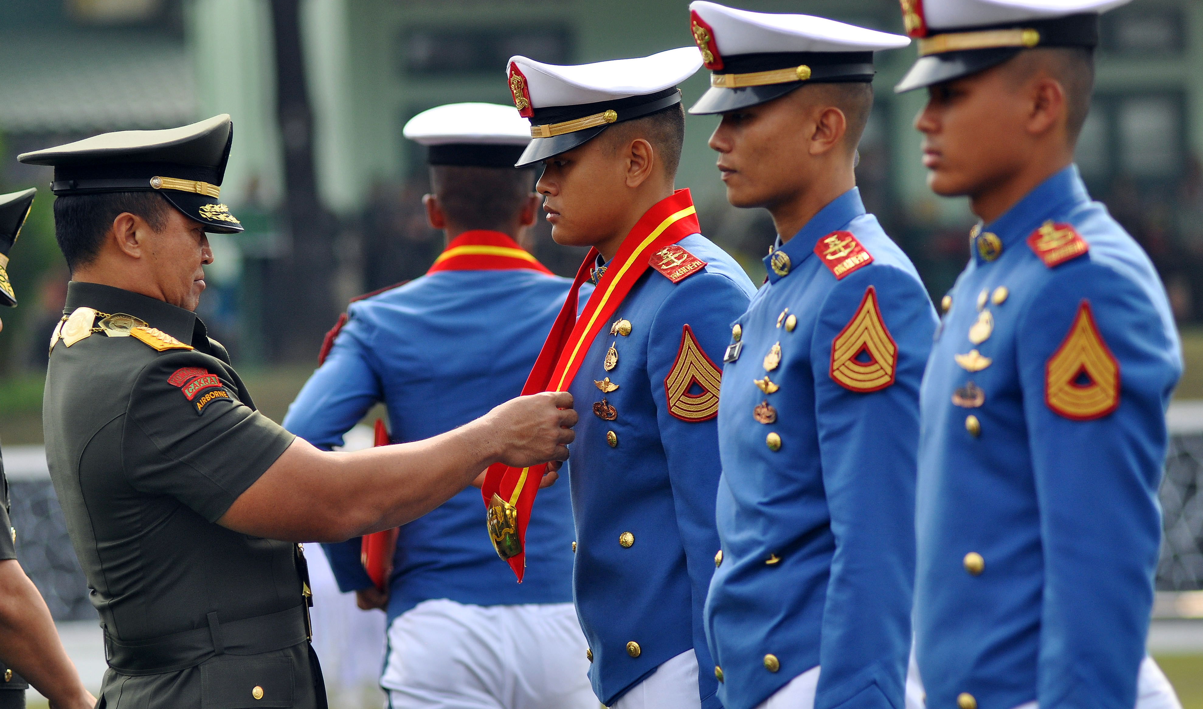 Kepala Staf Angkatan Darat Jenderal TNI Andika Perkasa (kiri) di Upacara Wisuda Akademi Militer. 