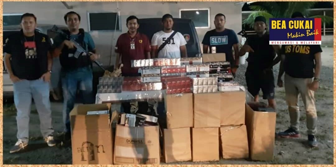 Petugas Bea Cuka mengaman ribuan batang rokok ilegal. 