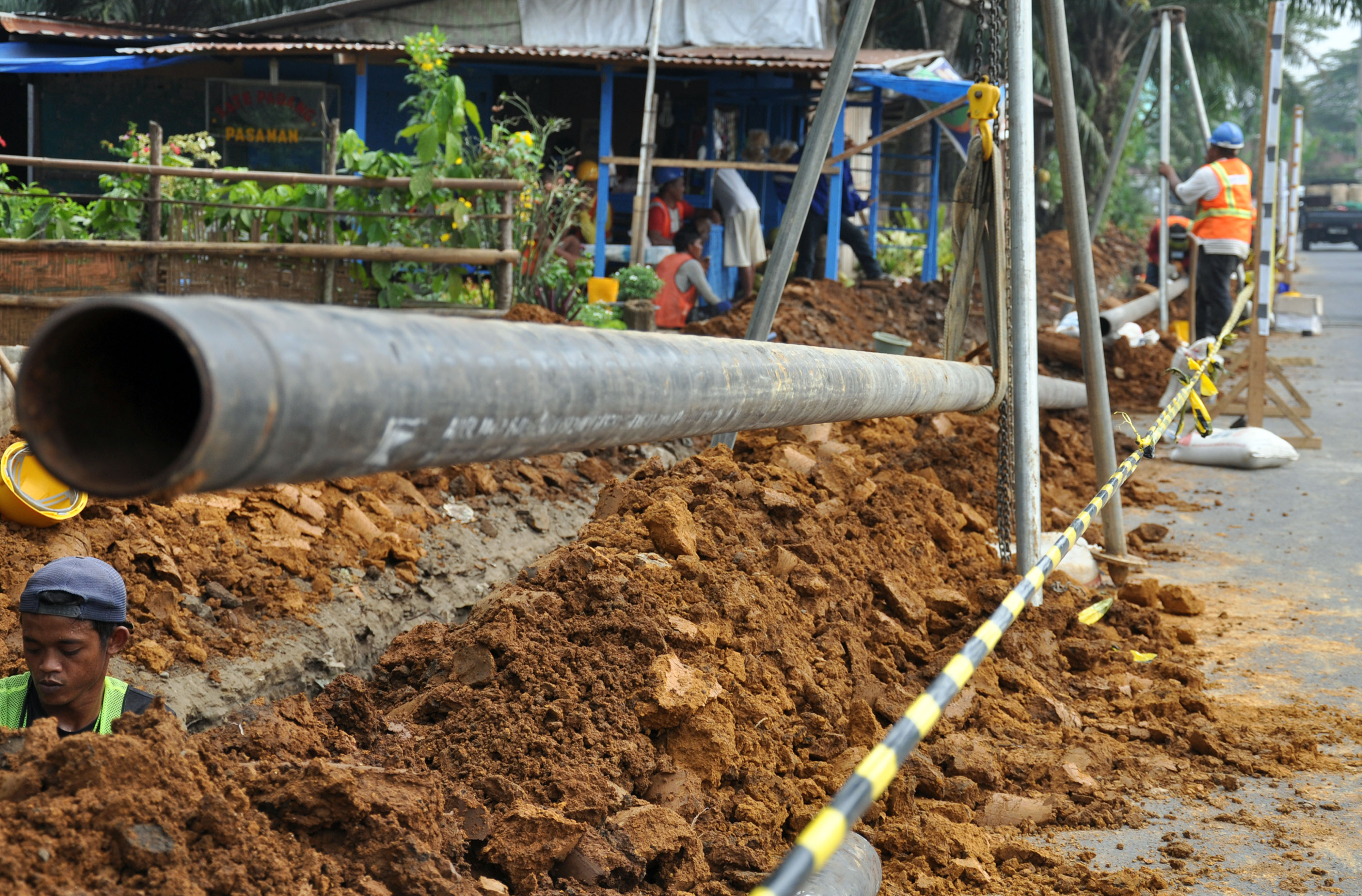  Pekerja memasang pipa distribusi gas milik Perusahaan Gas Negara (PGN) di kawasan Marendal Kabupaten Deliserdang