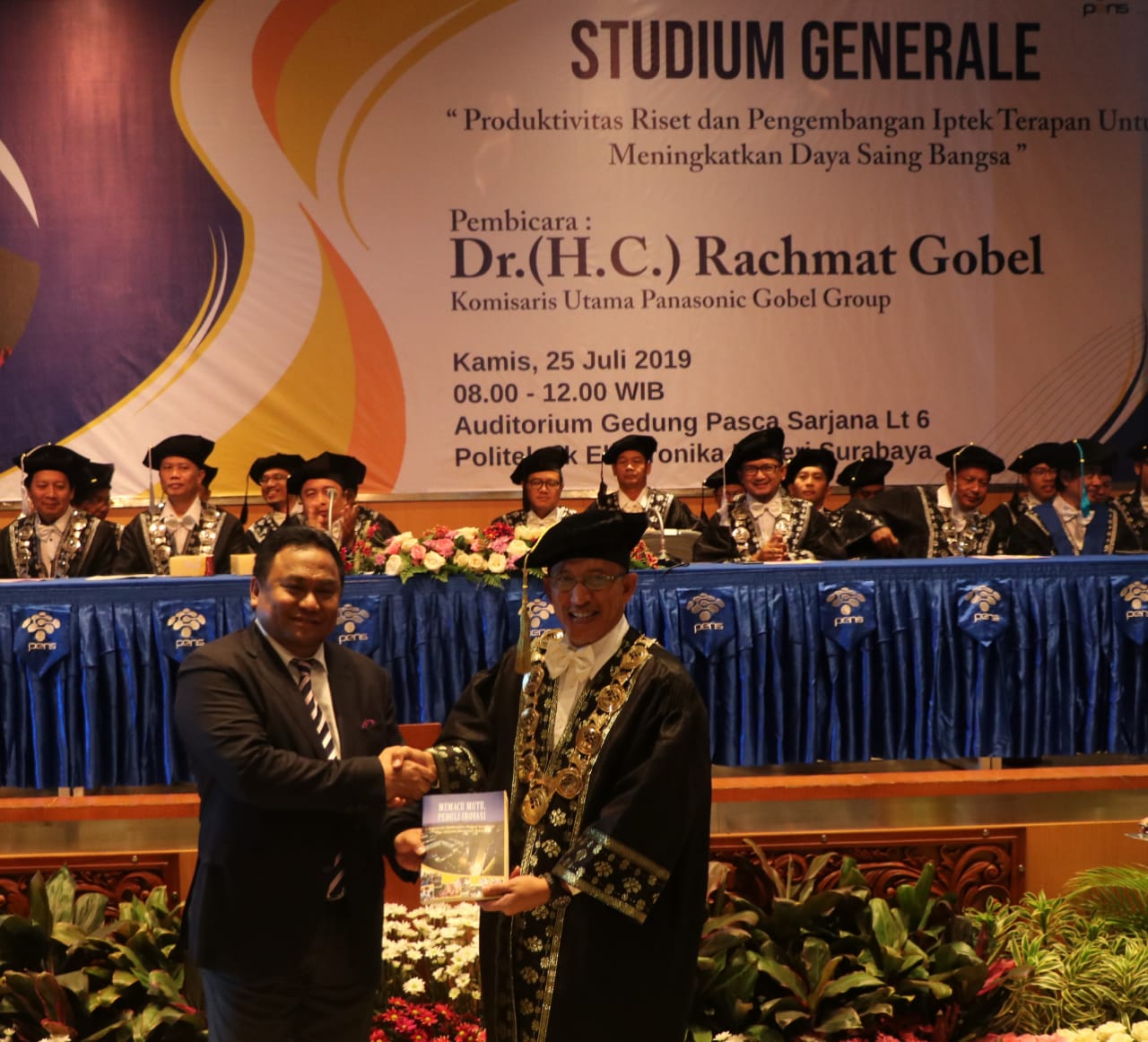 Rachmat Gobel saat menyampaikan orasi ilmiah dalam DIes Natalis PENS