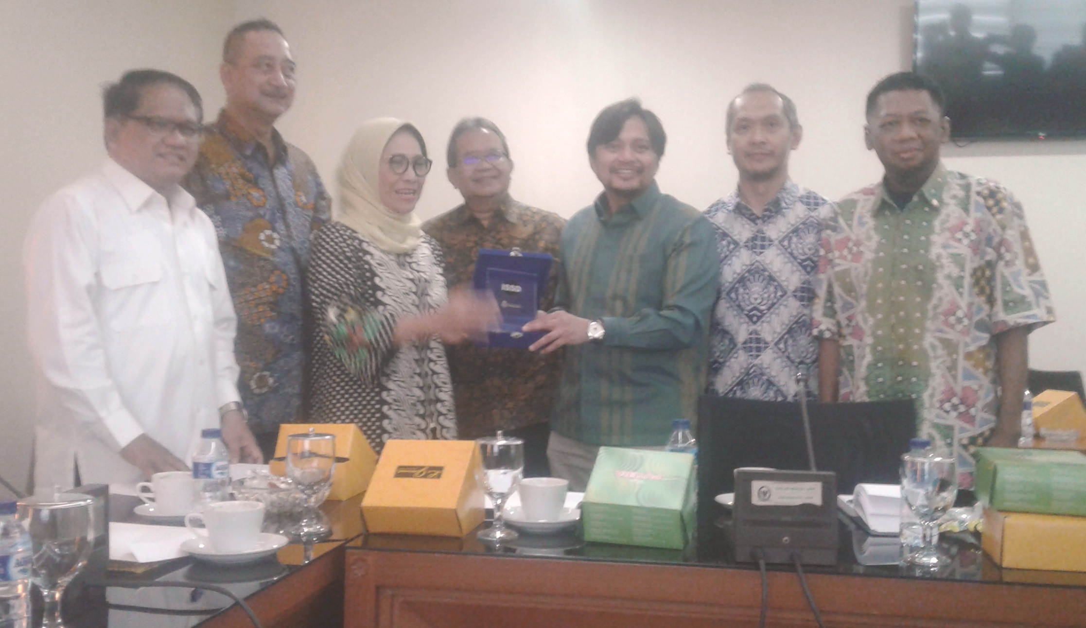 Wakil Ketua Komisi X DPR RI Hetifah Sjaifudian menerima cendera mata usai diskusi.