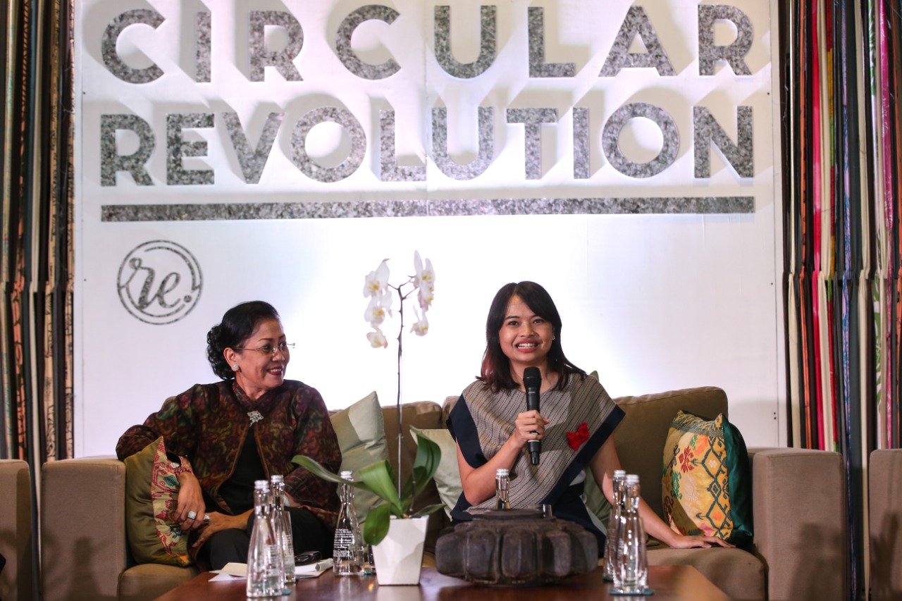 Ni Luh Putu Putri Suastini Koster (kiri).