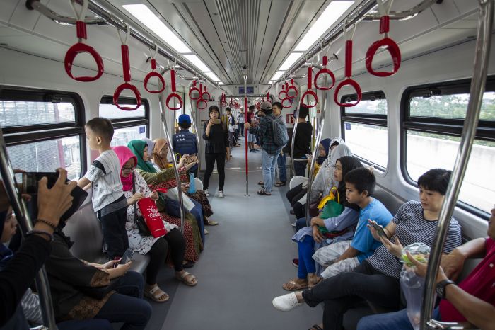 Warga berada di dalam kereta Light Rail Transit (LRT) saat uji publik di kawasan Kelapa Gading, Jakarta