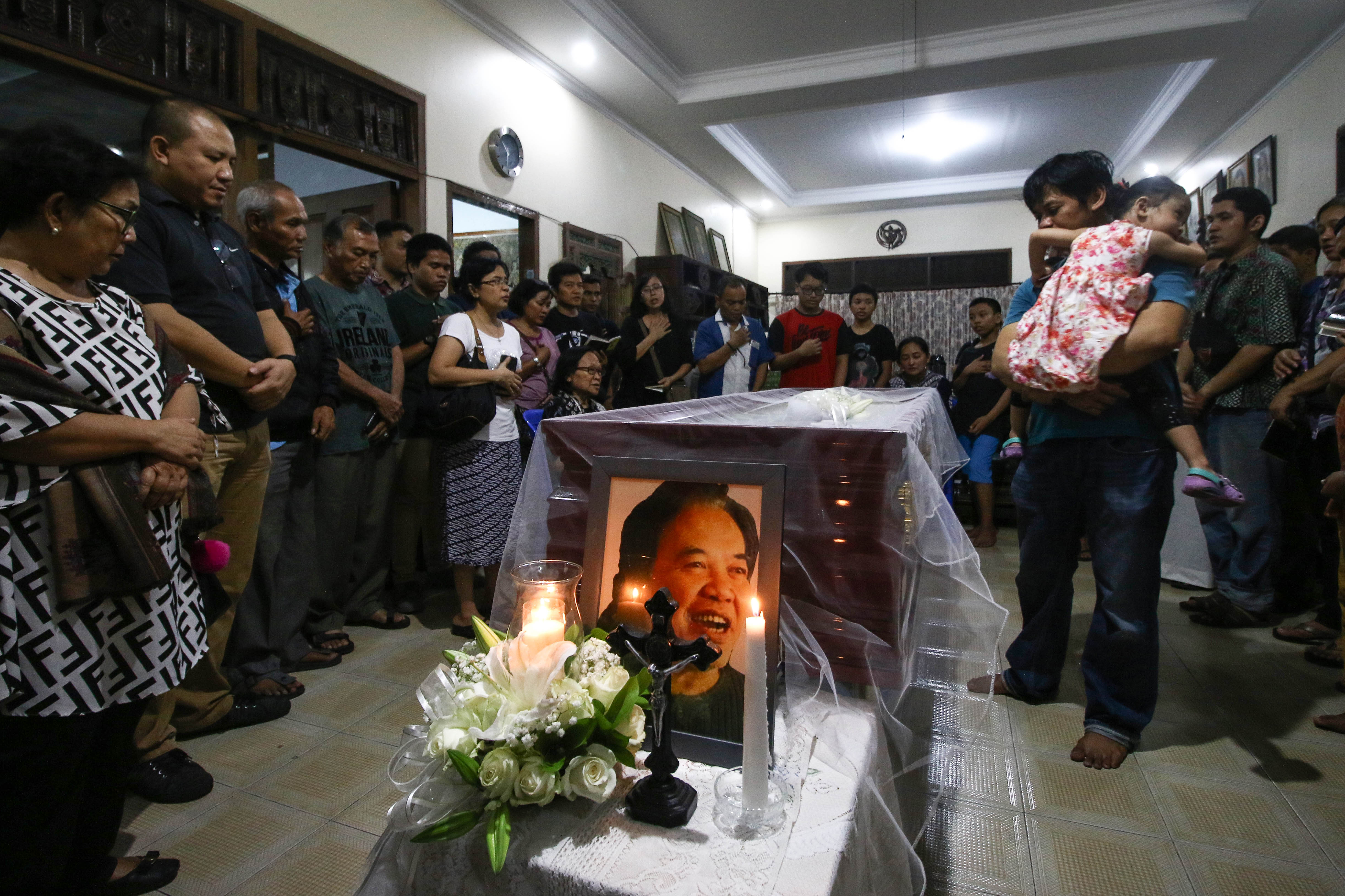 Sejumlah kerabat dan anggota keluarga berdoa di dekat jenazah budayawan, sastrawan dan wartawan, Arswendo Atmowiloto di Rumah Duka