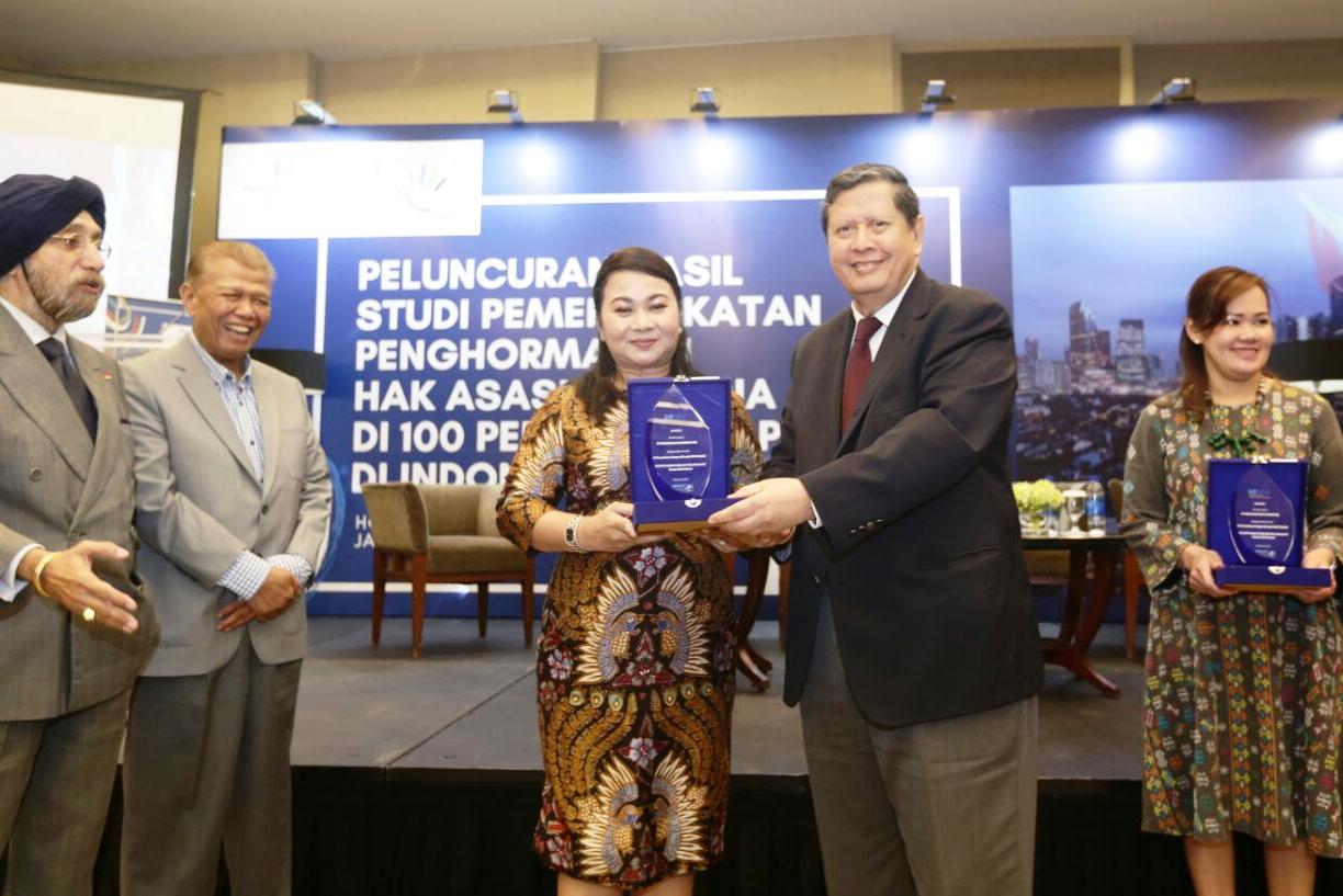 Direktur SDM dan Umum PGN Desima E Siahaan menerima penghargaan kinerja HAM terbaik dari FIHRRST.