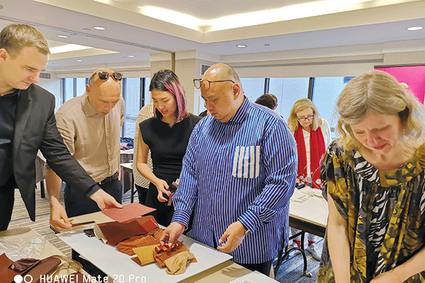 Kilala Tilaar dan para anggota intercolor saat membahas penentuan warna di intercolor congress di Orlando