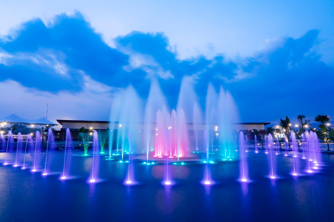  Taman Asia Afrika berbentuk seperti angka 8 ini memiliki luas 1,6 hektar dilengkapi  air mancur menari, kereta listrik dan patung tokoh KAA