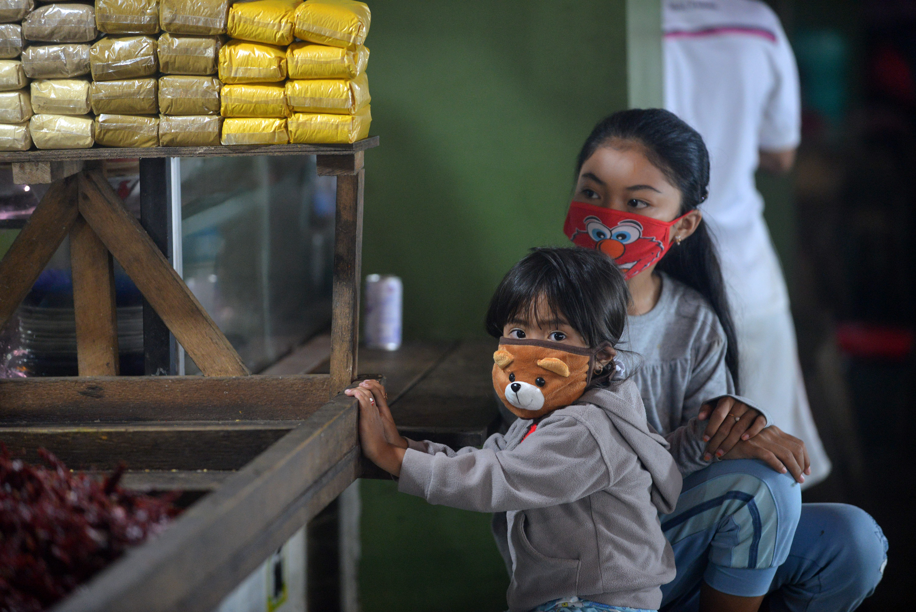   Masyarakat mengenakan masker sehingga mengganggu aktivitas masyarakat dan meningkatnya penderita infeksi saluran penafasan akut (ISPA). 