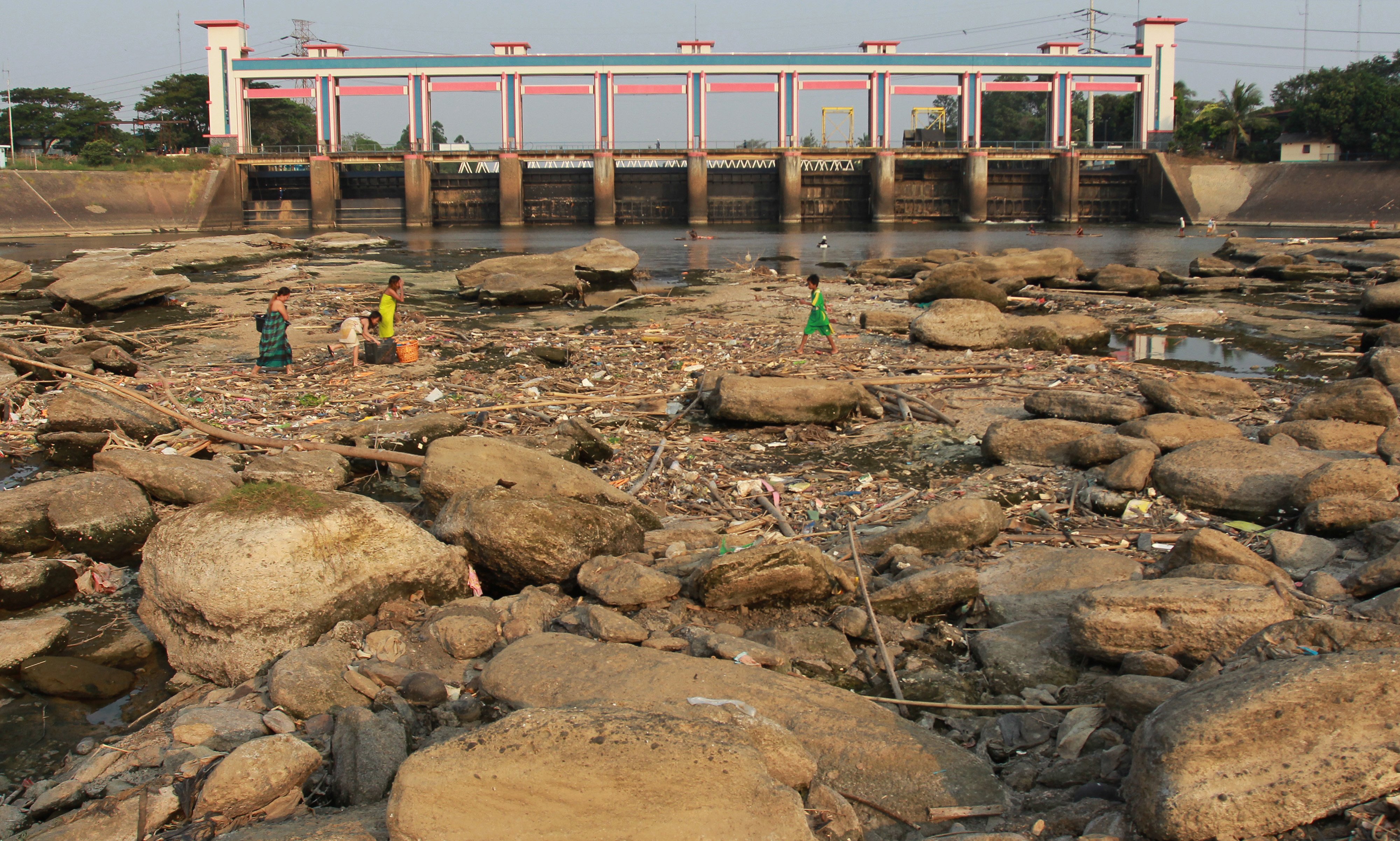 Sungai Cisadane yang mulai mengering di kawasan Pintu Air 10, Tangerang, Banten