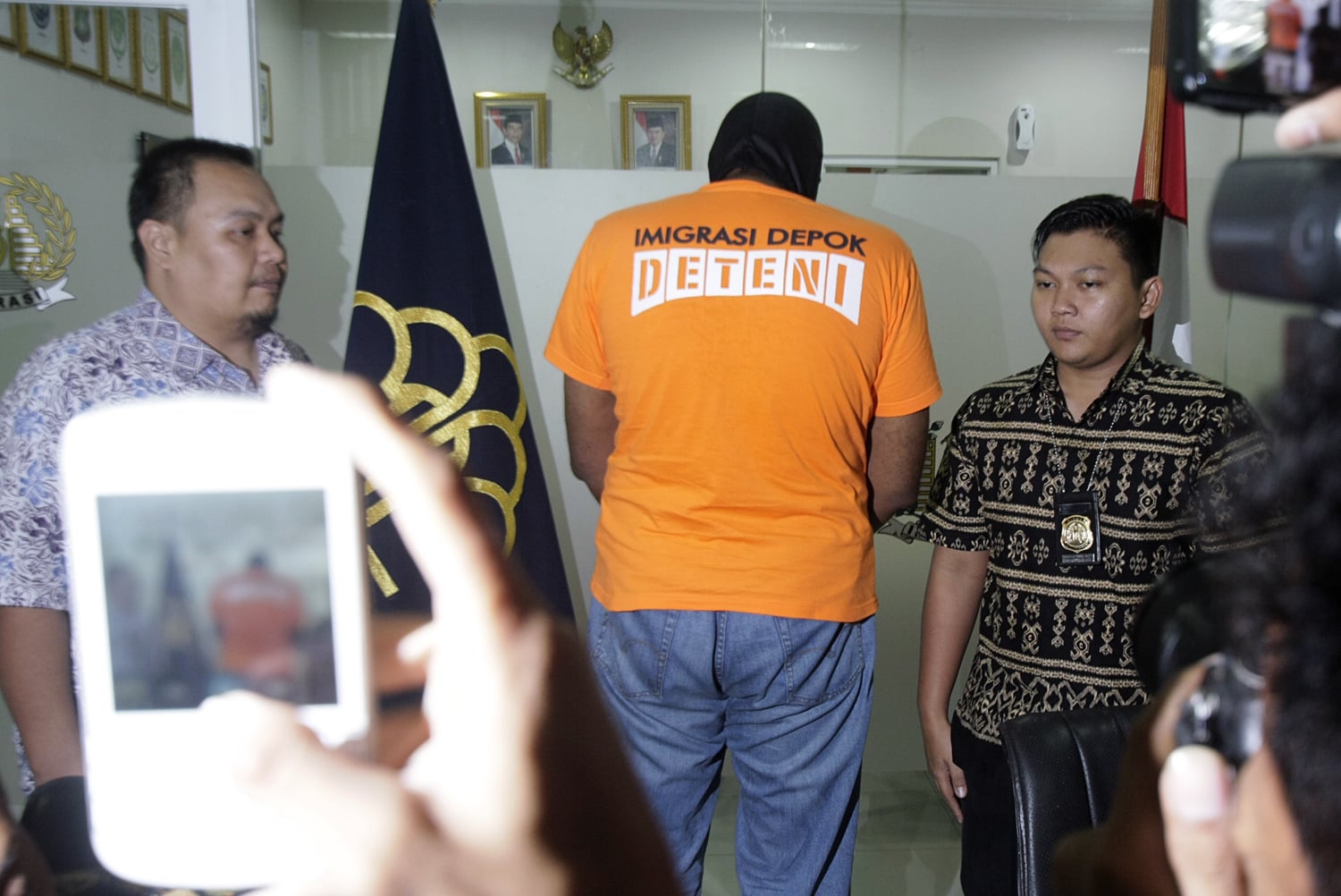 ilustrasi -- petugas imigrasi Kota Depok mengamankan WNA yang melebihi batas waktu izin tinggal (overstay).