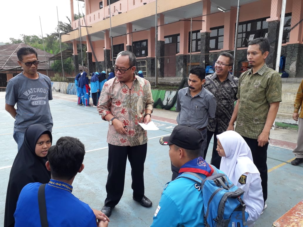 Direktur Kurikulum, Sarana, Kelembagaan, dan Kesiswan (KSKK) Madrasah A Umar saat bertemu para guru di MAN 1 Sukabumi, Minggu (21/7).