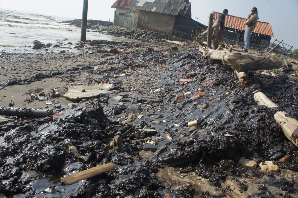 Tumpahan minyak mencemari pantai di Cemarajaya, Karawang, Jawa Barat sejak Minggu (21/7). 