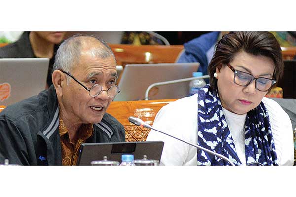 Ketua KPK Agus Rahardjo dan komisioner KPK Basaria Panjaitan di kompleks gedung parlemen, Jakarta, kemarin. Rapat