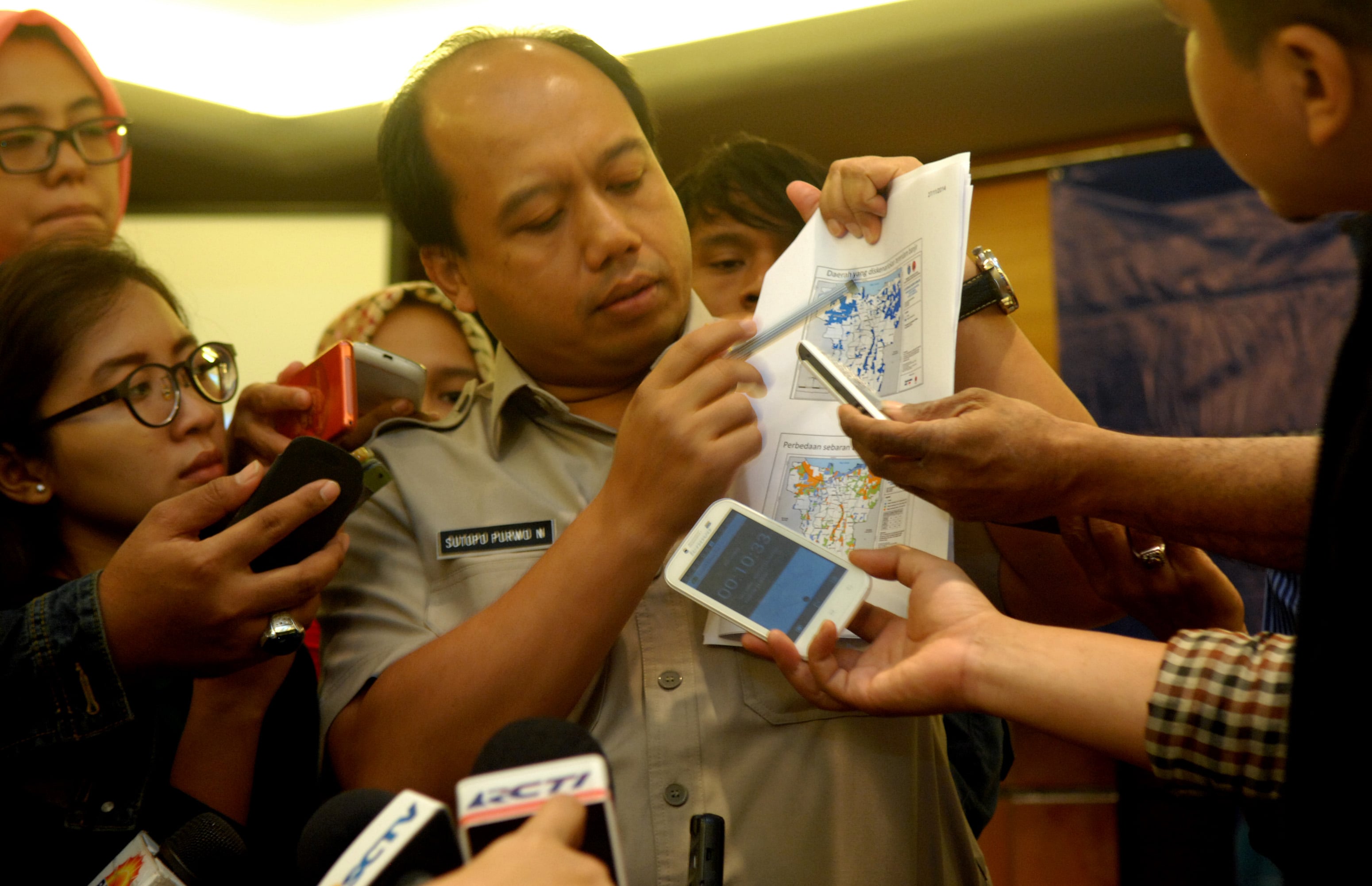 Kepala Pusat Data dan Humas BNPB Sutopo Purwo Nugroho (tengah)