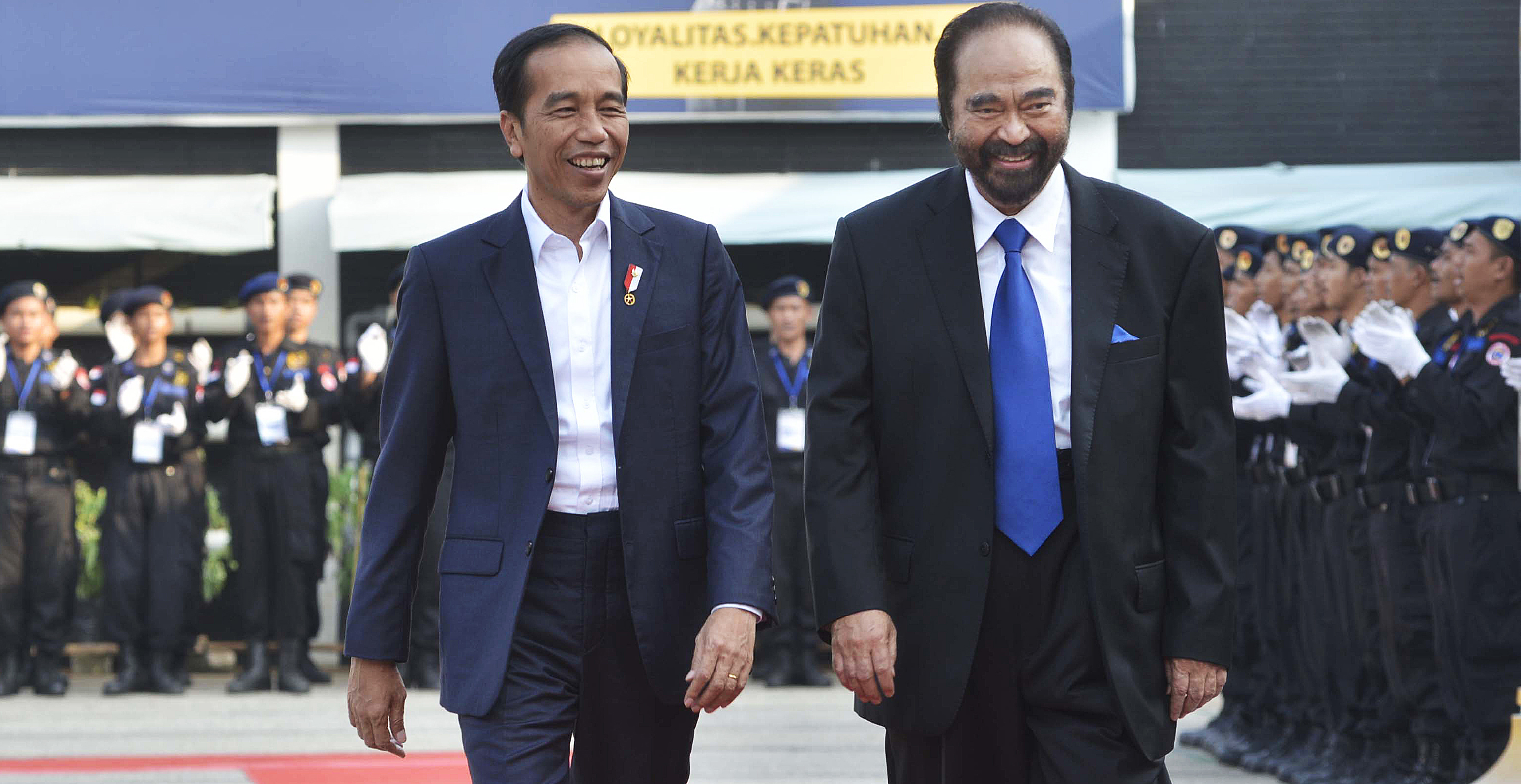 Presiden Joko Widodo (kiri) berjalan bersama Ketua Umum Partai Nasedem Surya Paloh di Jakarta, Selasa (16/7).