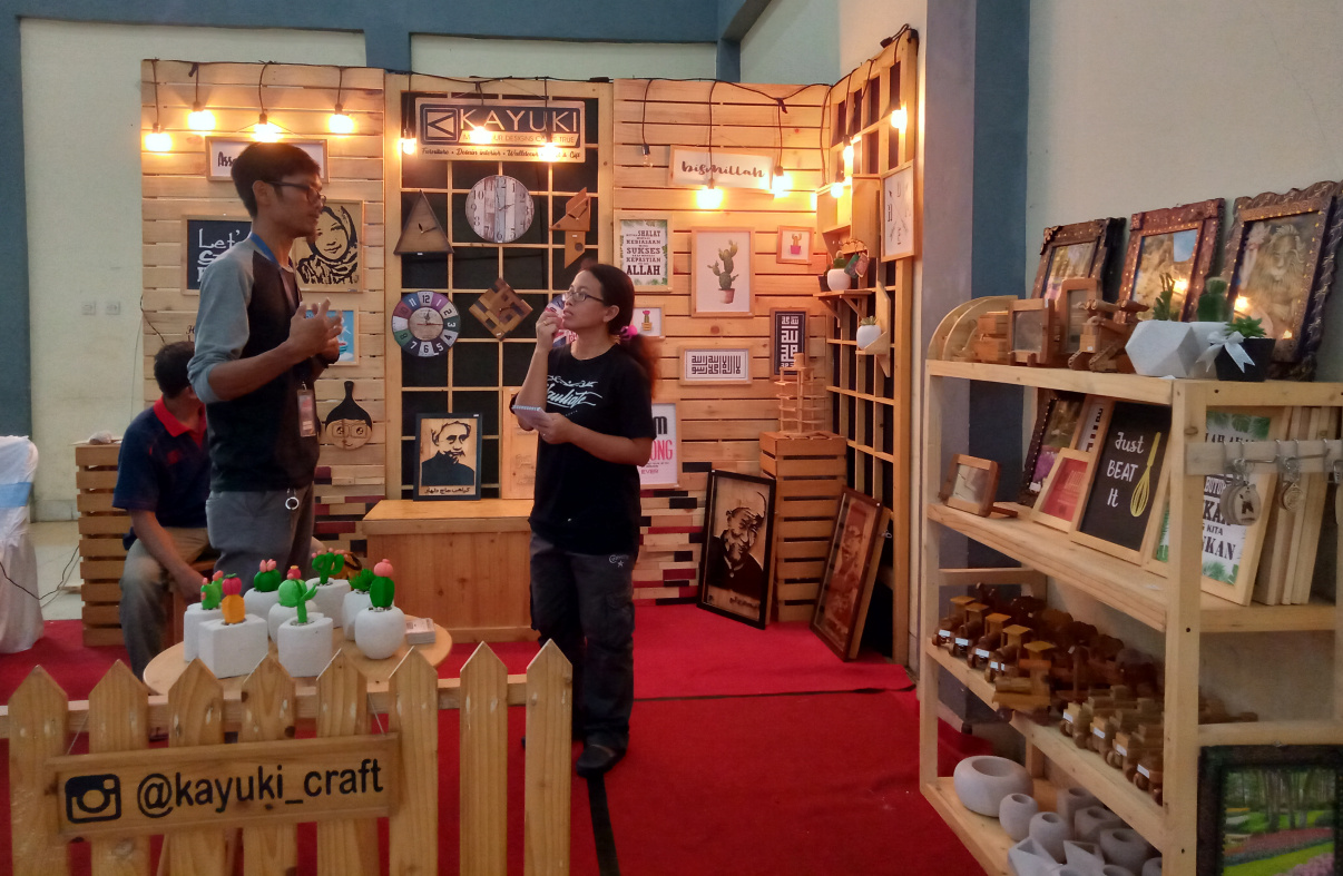 Memanfaatkan Limbah Papan Bekas Beromzet Rp7 Juta Sebulan