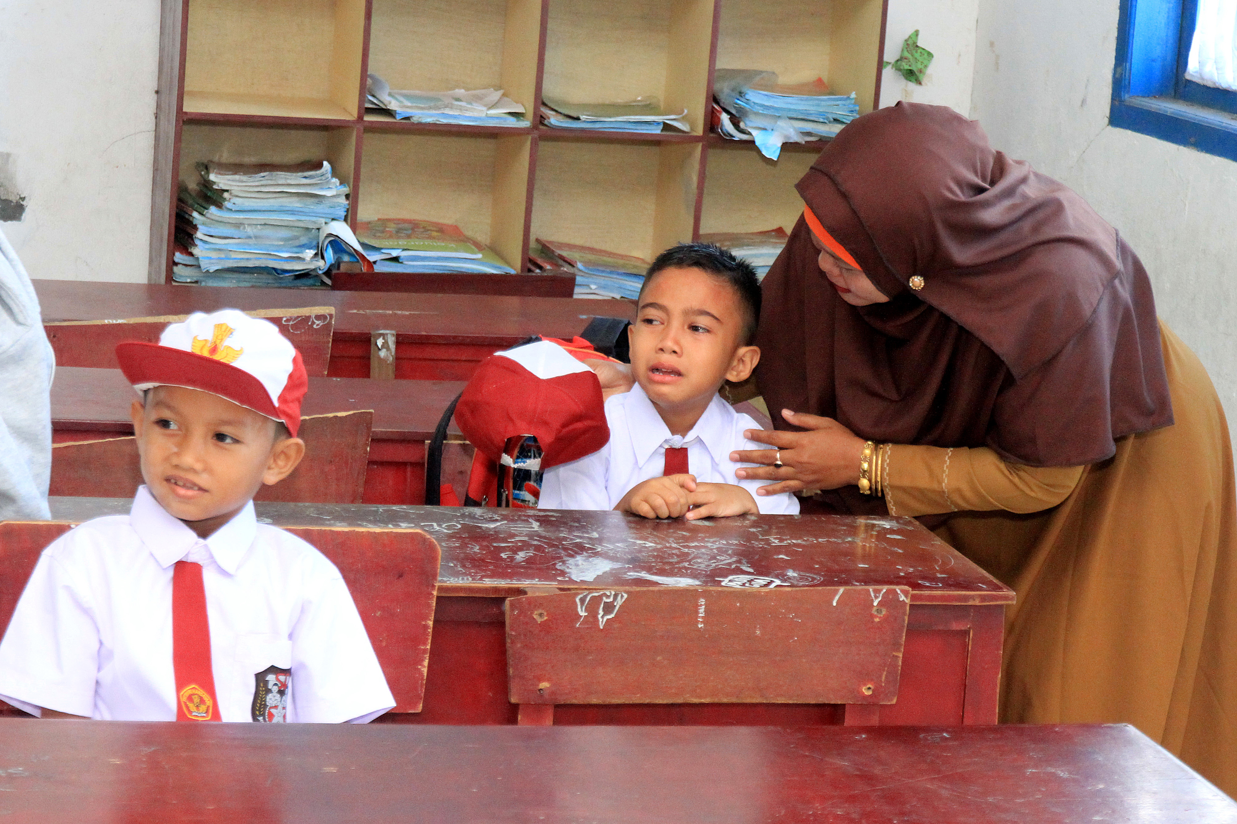 Orangtua menemani anaknya saat hari pertama masuk sekolah di Sekolah Dasar Negeri (SDN) Suak Timah, Samatiga, Aceh Barat, Aceh.