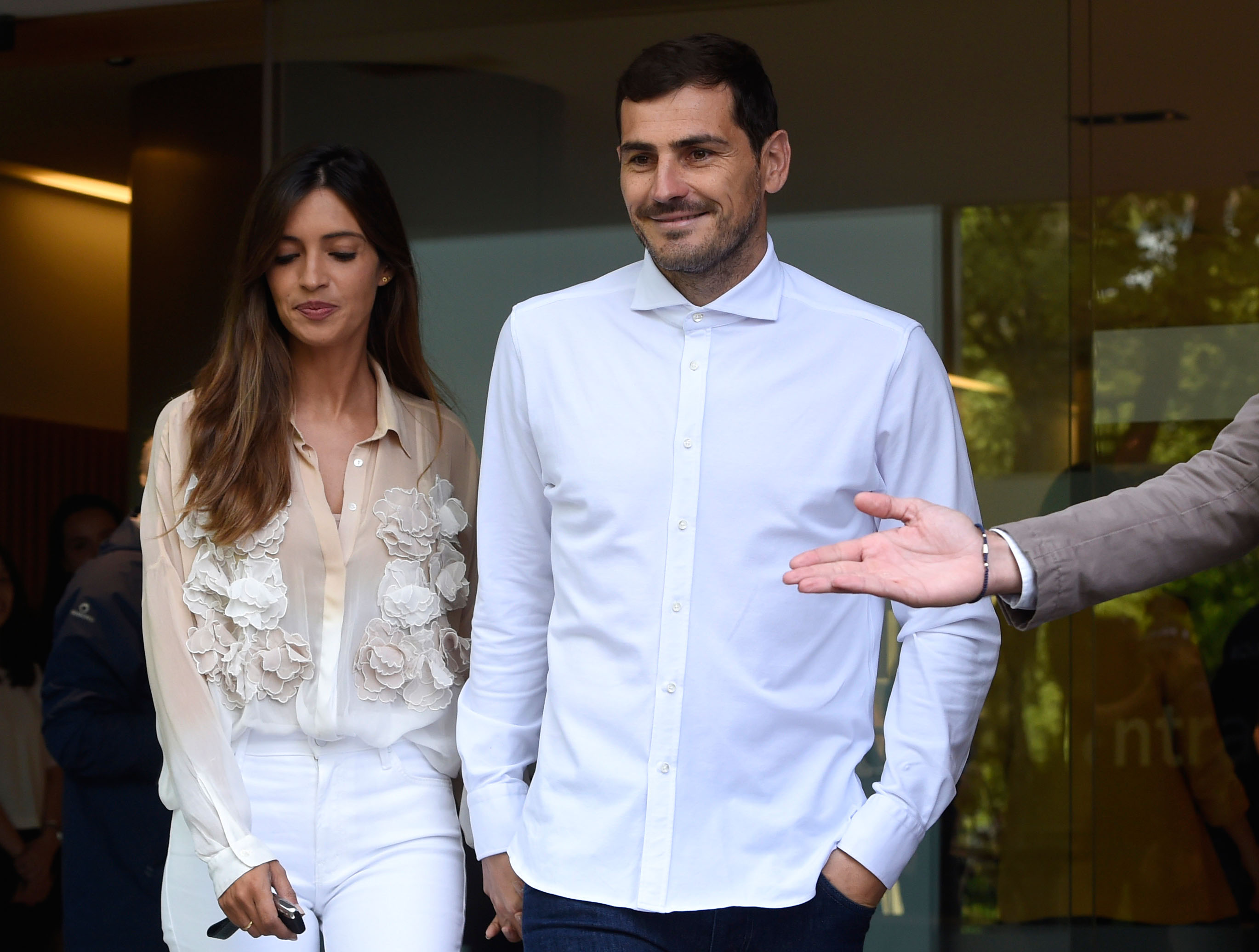 Kiper asal Spanyol, Iker Casillas meninggalkan rumah sakit bersama istrinya Sara Carbonero di Porto, Portugal.