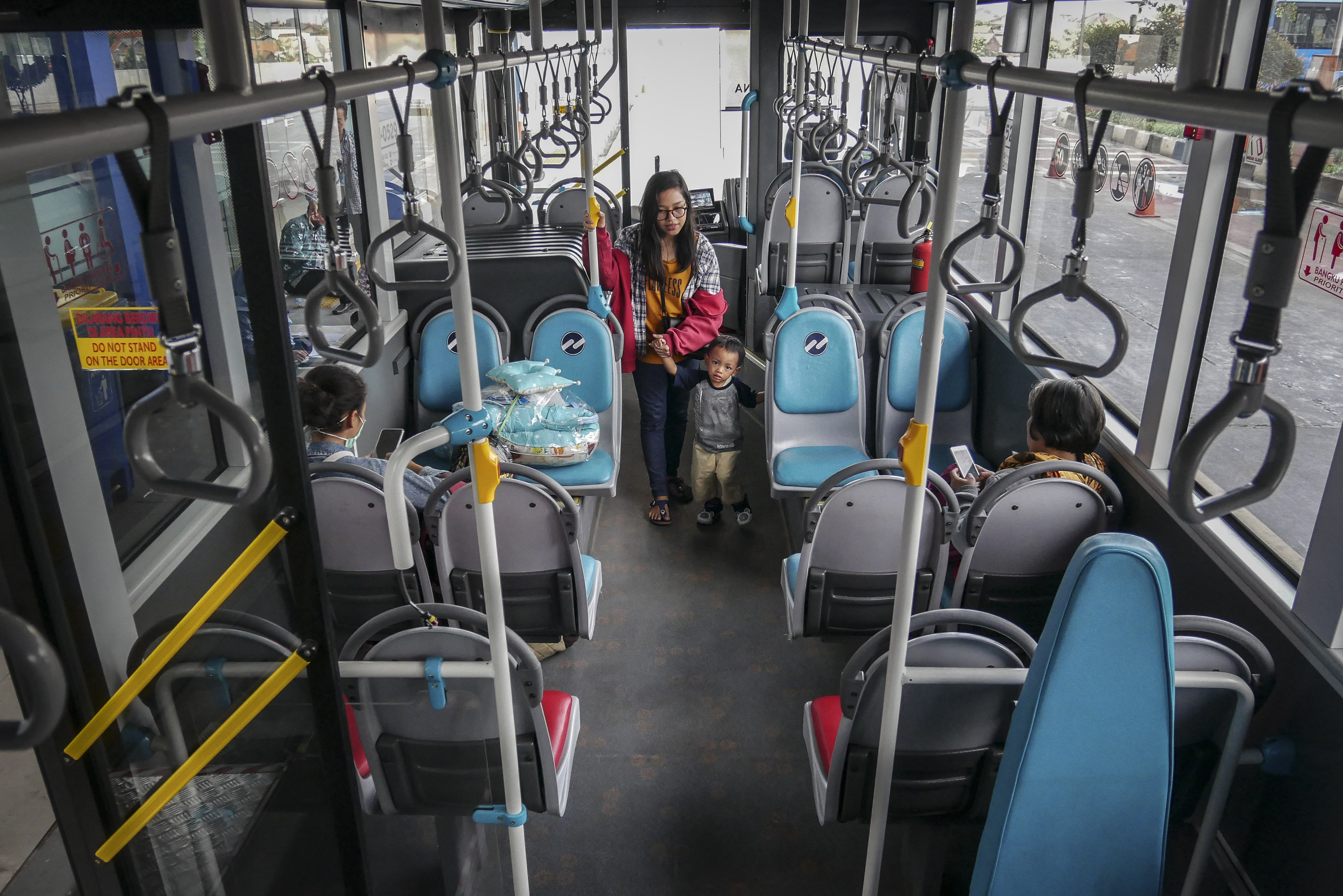  Penumpang menunggu keberangkatan bus TransJakarta di Terminal Pulo Gebang, Jakarta, Minggu (9/6).